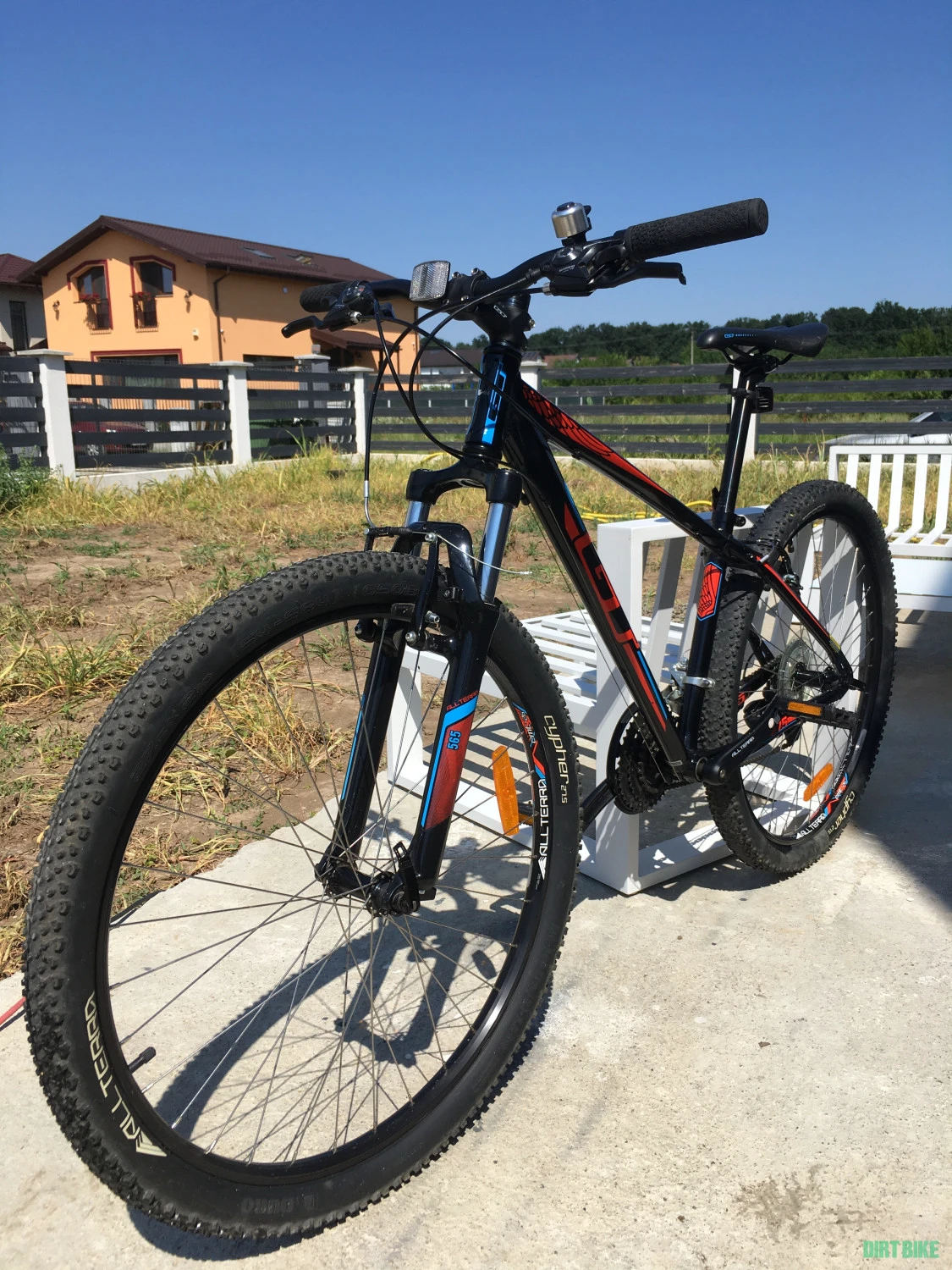 14. Bicicleta tip mountain bike marca GT pentru adolescenti de 1.58-1.65 m