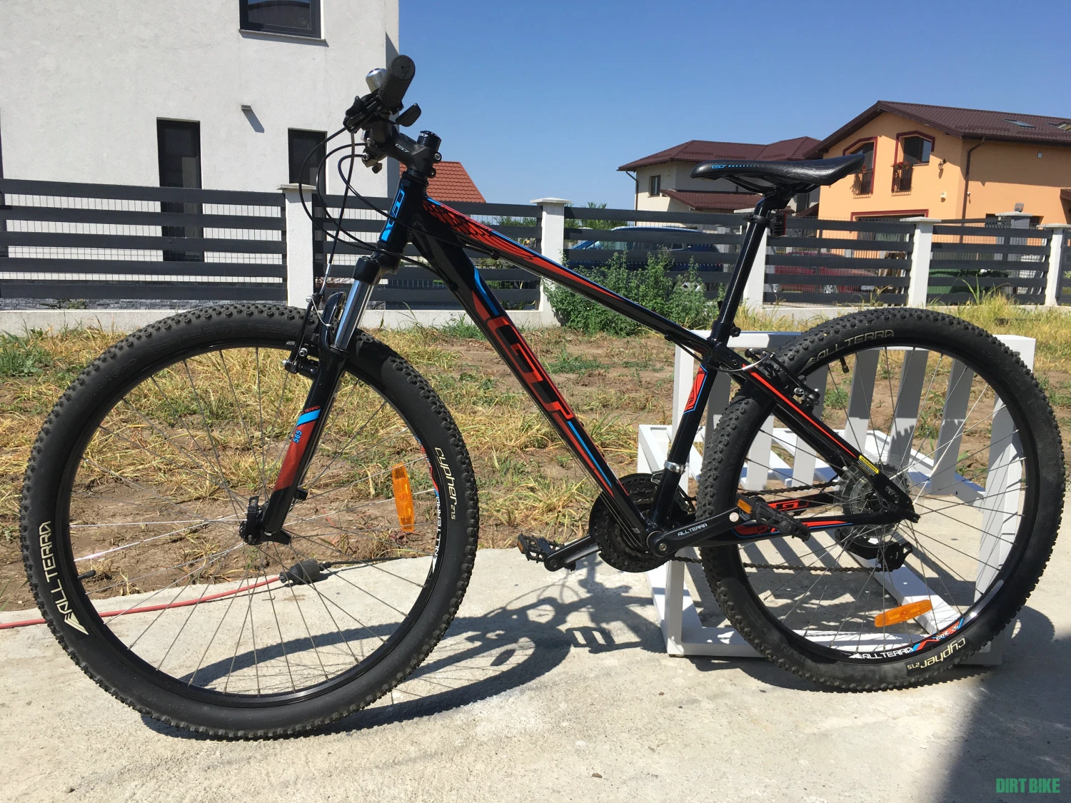 16. Bicicleta tip mountain bike marca GT pentru adolescenti de 1.58-1.65 m