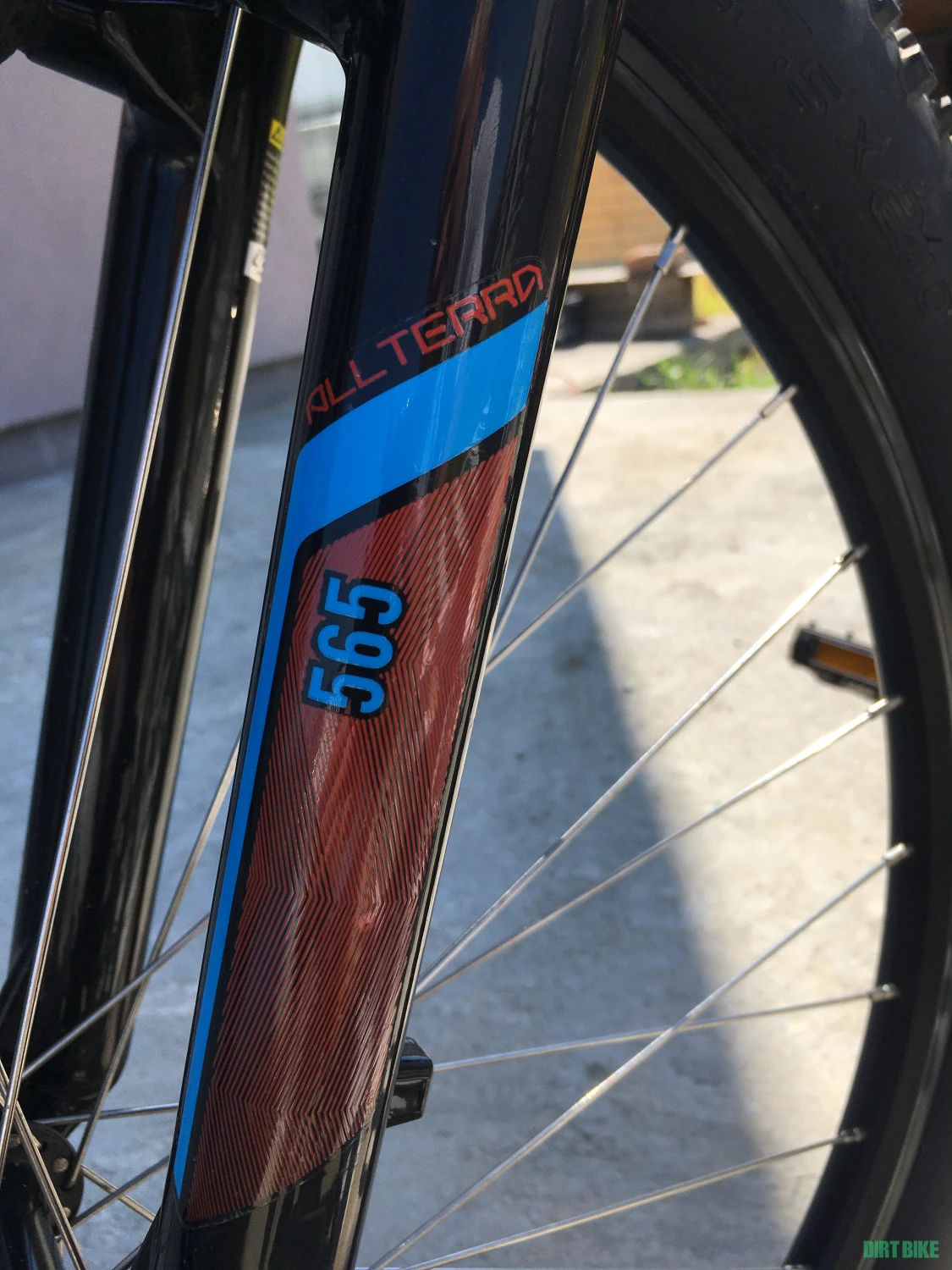 9. Bicicleta tip mountain bike marca GT pentru adolescenti de 1.58-1.65 m