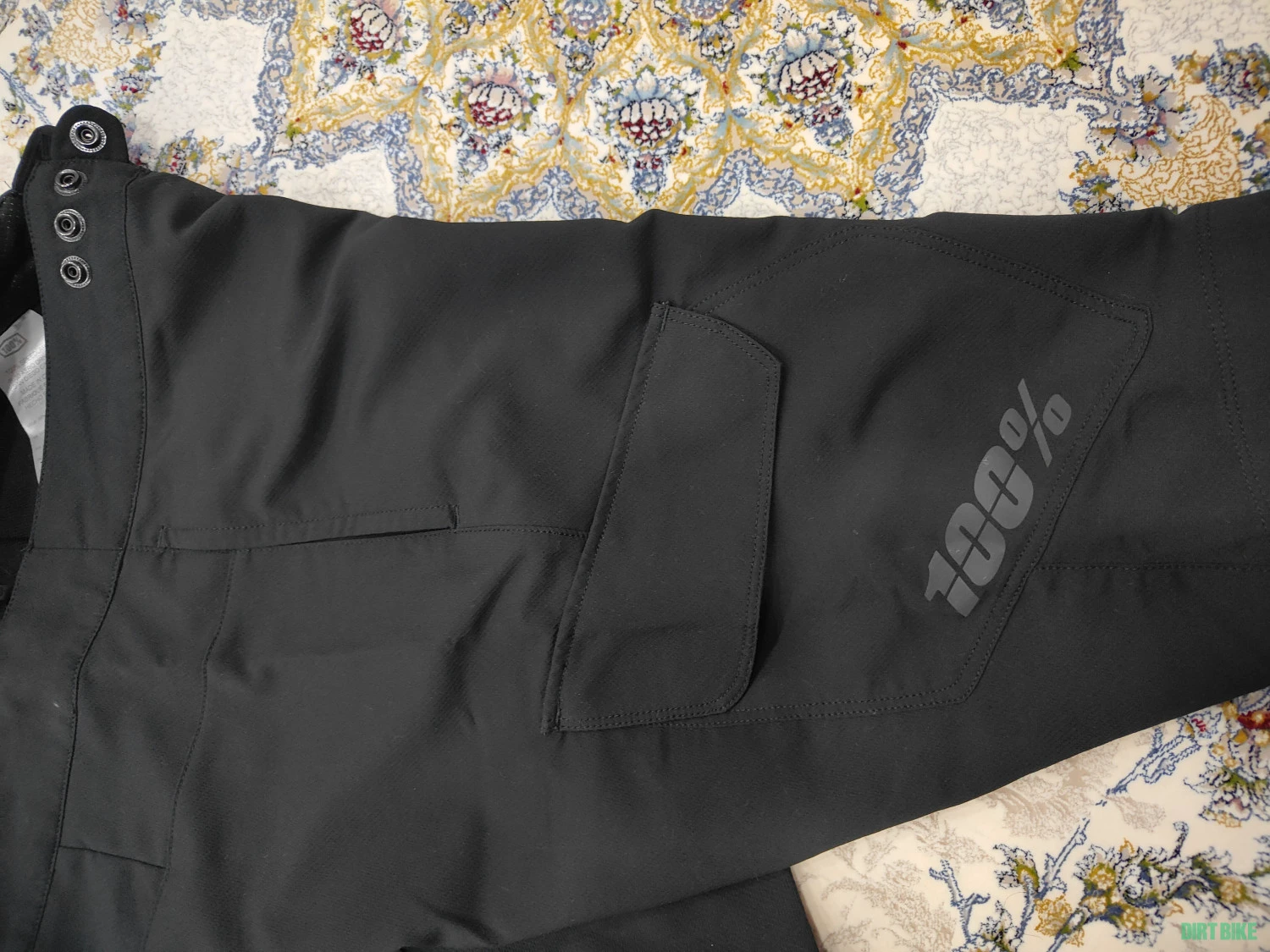 1. Pantaloni Scurti 100% , 32 S-M , Negru