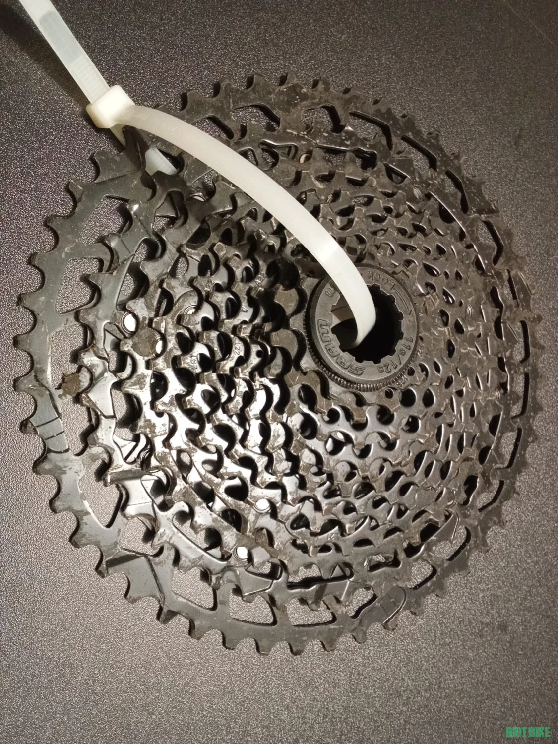 1. Pinioane SRAM PG-1230 11-50T, 12v