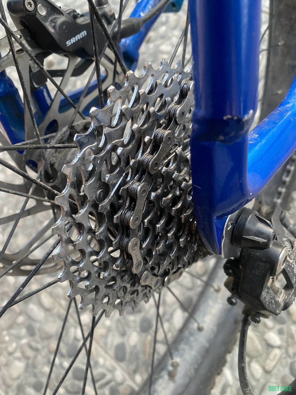 5. Salut , vand bicicleta pegas drumuri grele
