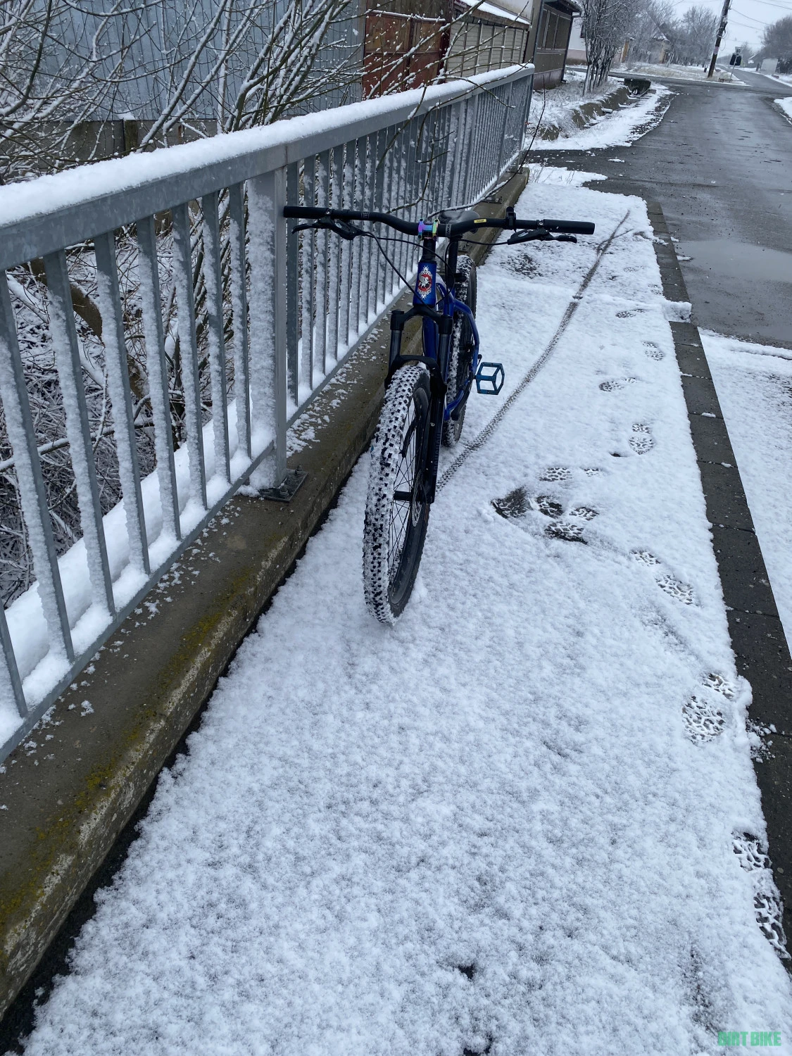 2. Salut , vand bicicleta pegas drumuri grele