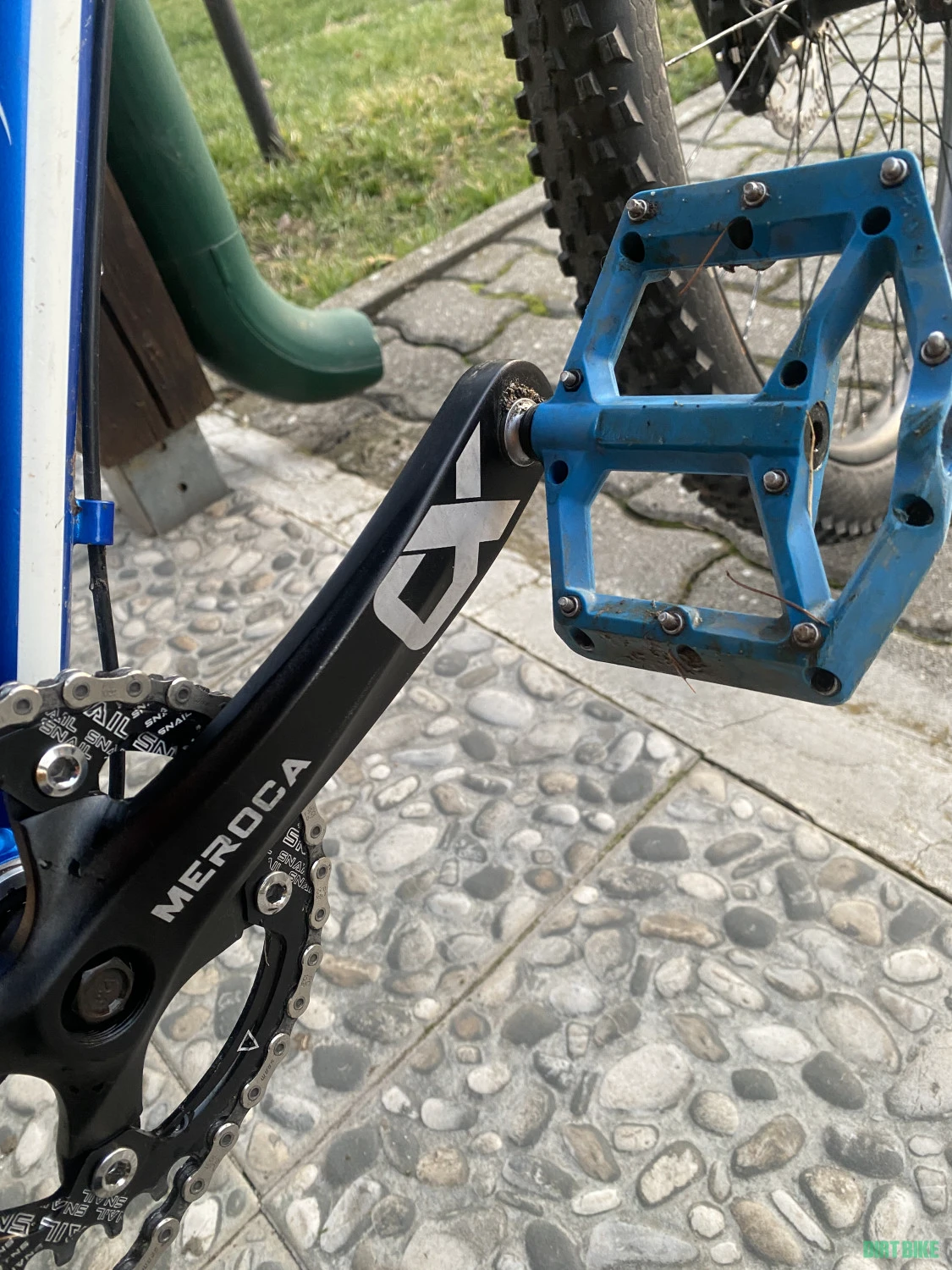 12. Salut , vand bicicleta pegas drumuri grele