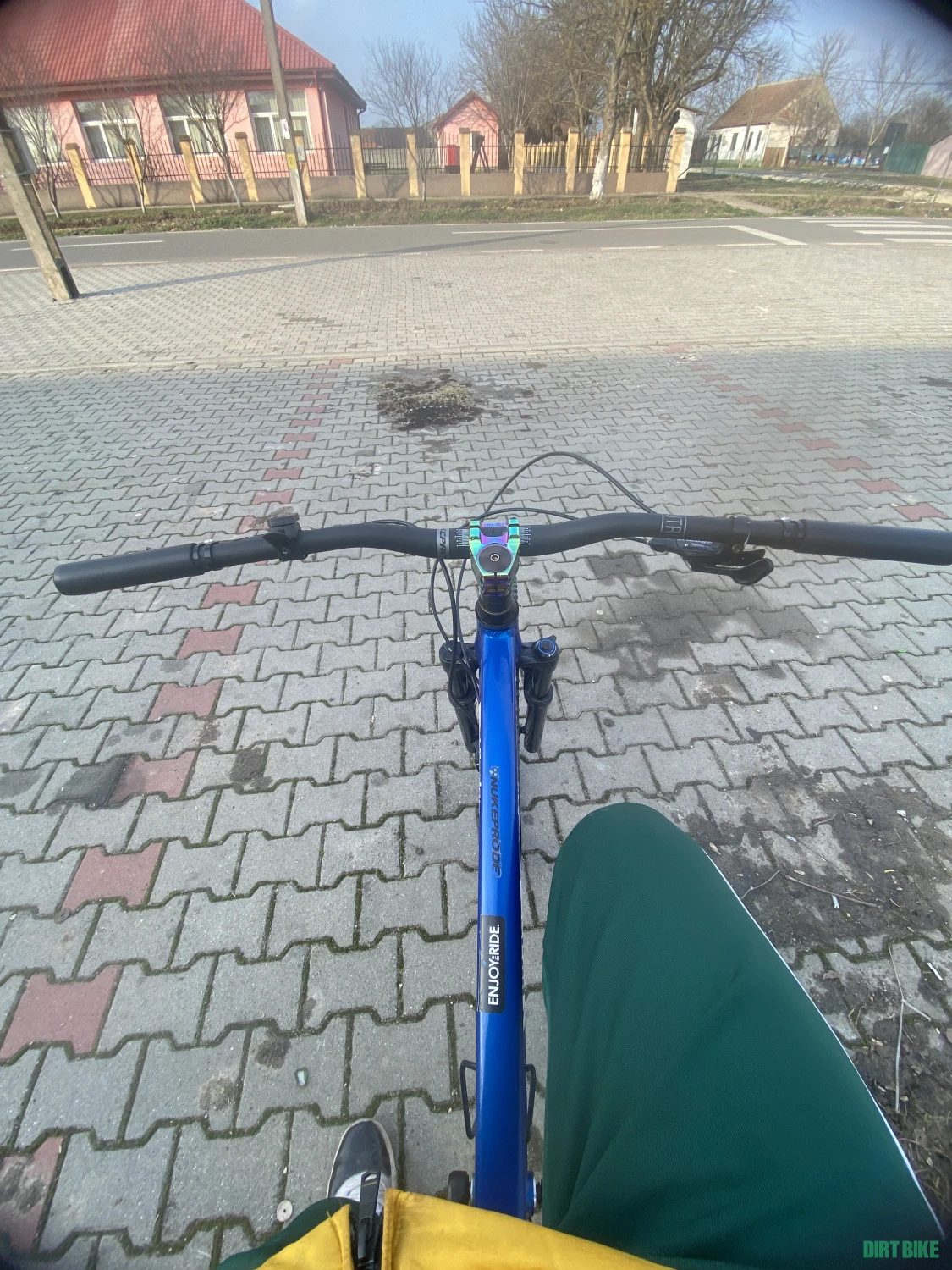17. Salut , vand bicicleta pegas drumuri grele