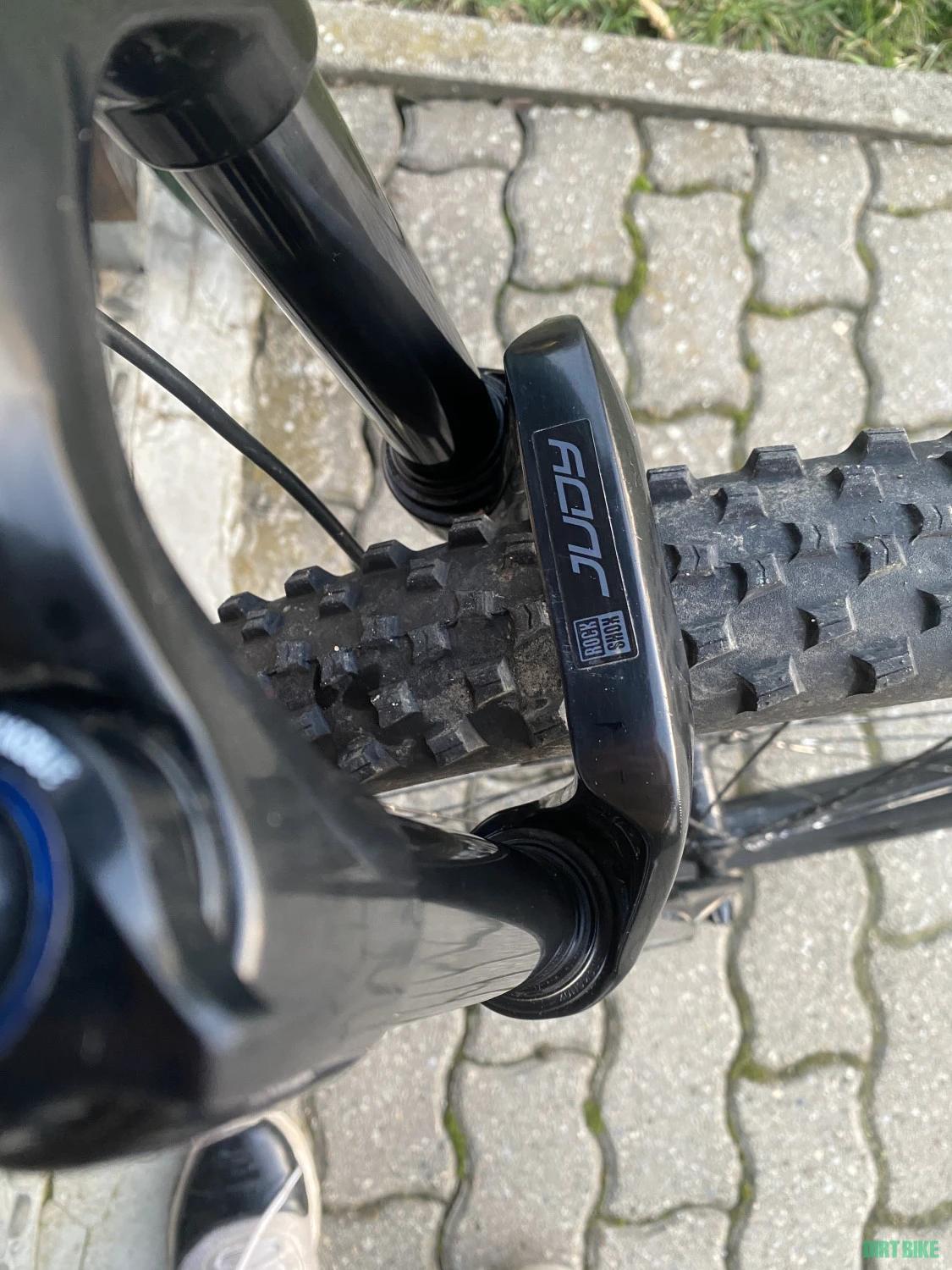 4. Salut , vand bicicleta pegas drumuri grele