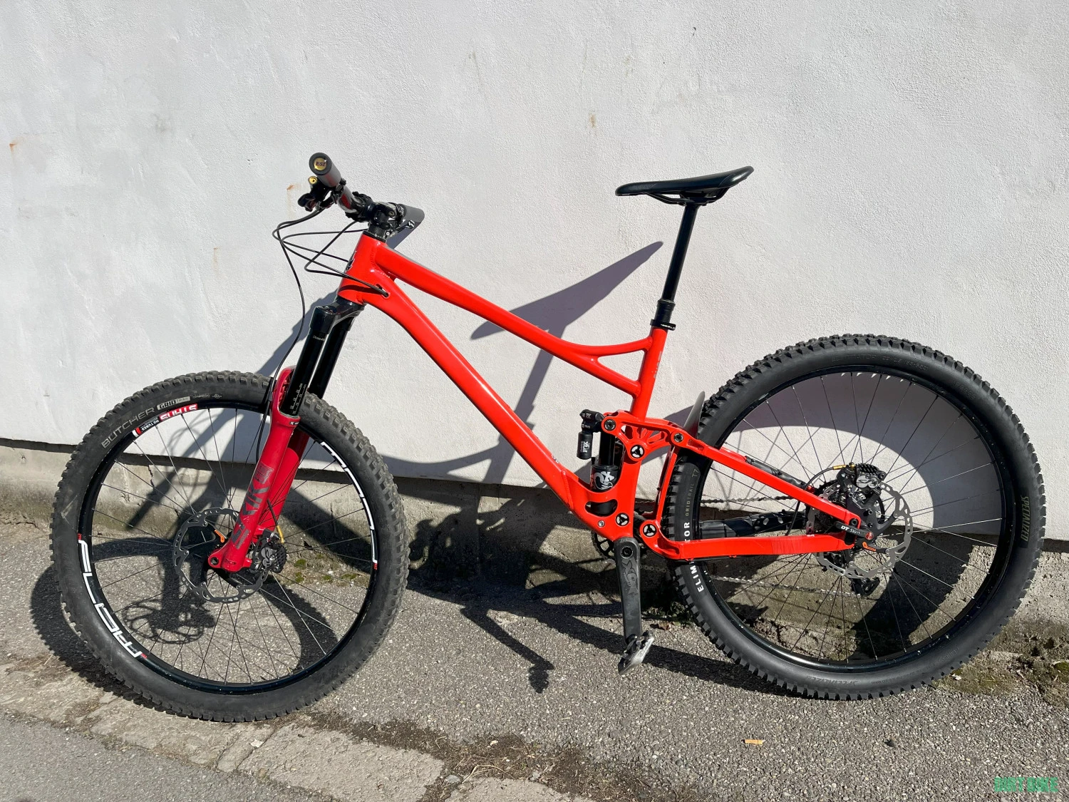 1. Banshee Titan V3.1 L – Real Bike for Real Riders!
