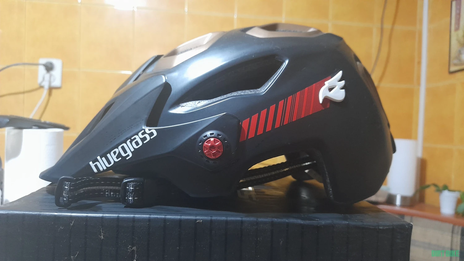 2. Casca Bluegrass, enduro, medium (54-58), stare perfecta.
