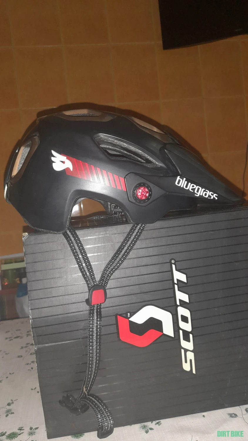 7. Casca Bluegrass, enduro, medium (54-58), stare perfecta.