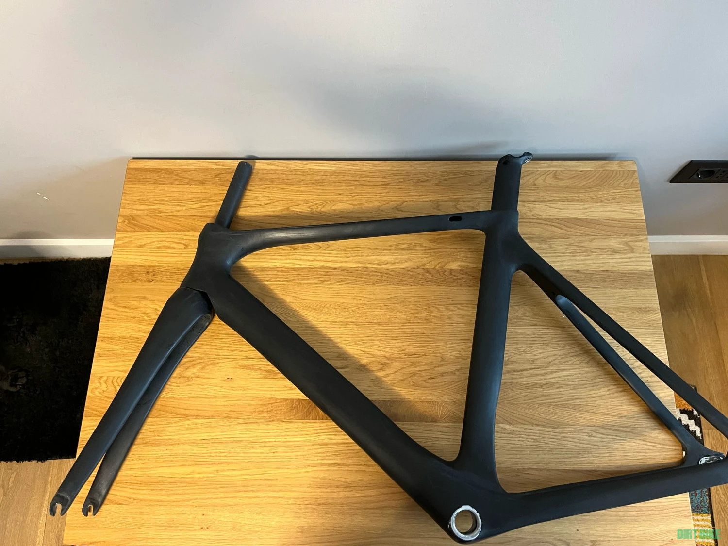 2. Cadru Aero din Carbon