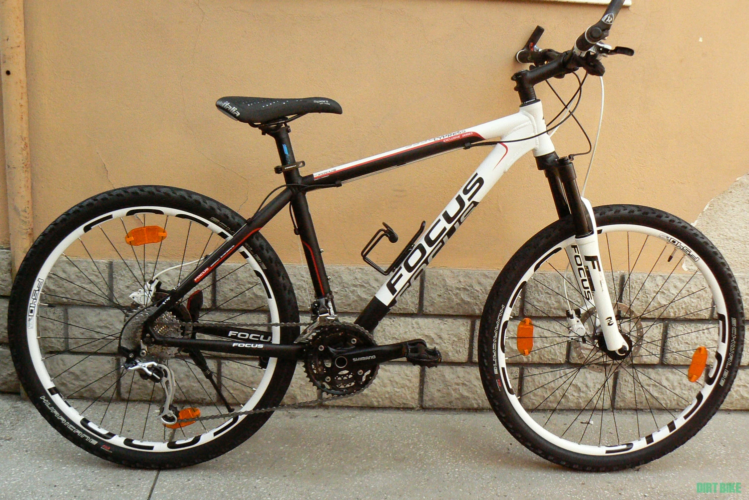 1. Bicicleta mountain bike Focus