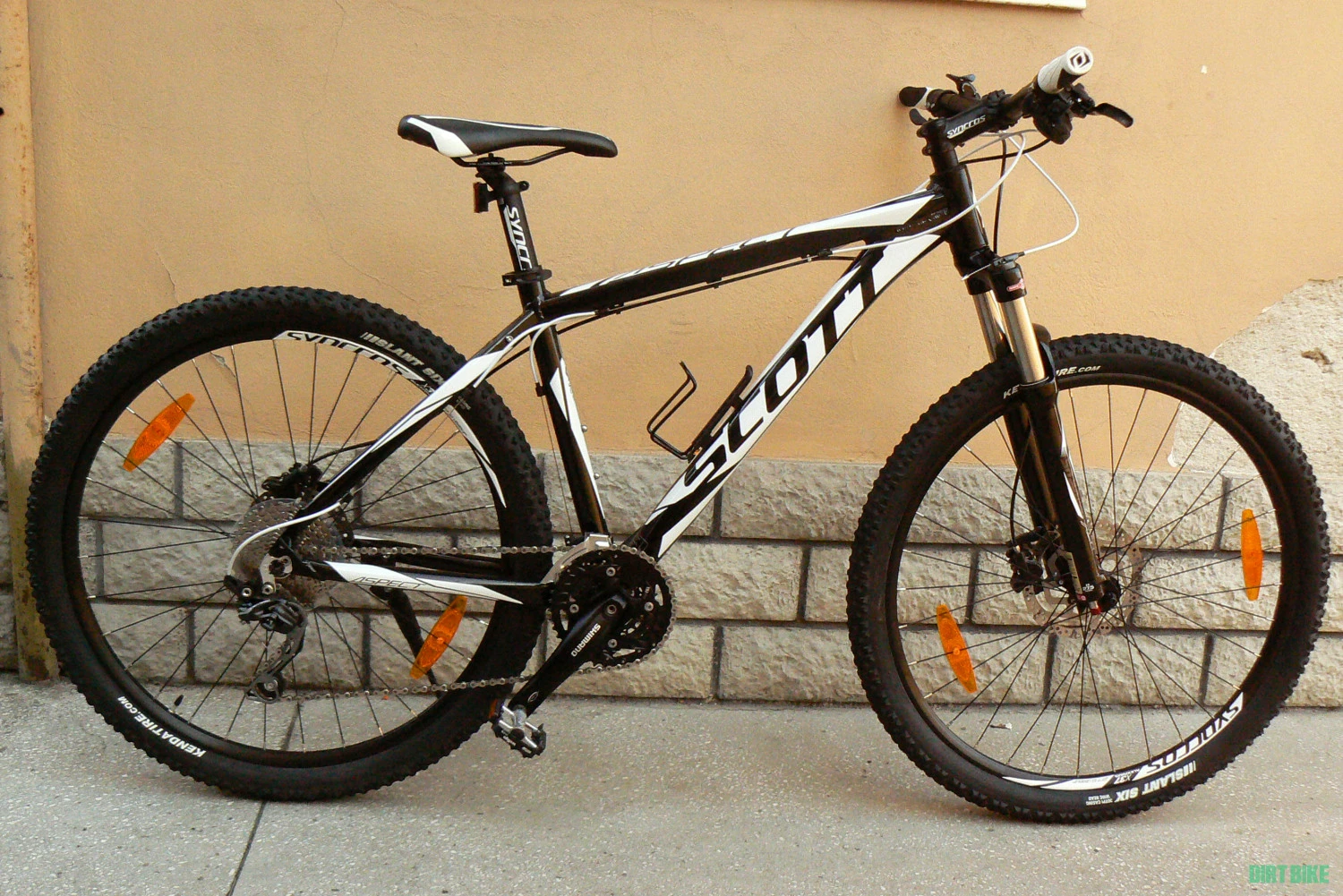 1. Bicicleta mountain bike Scott