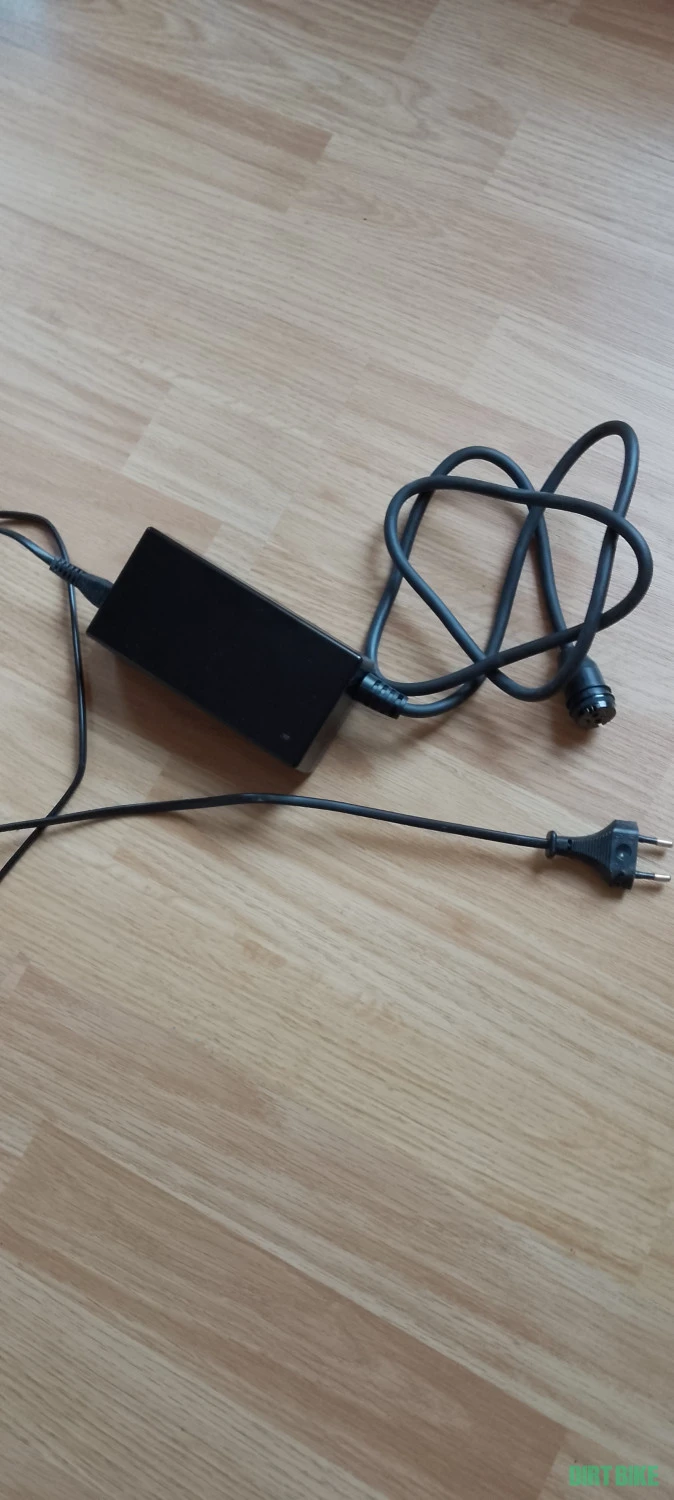 3. Încărcător BMZ pentru baterii 36V mufa magnetica