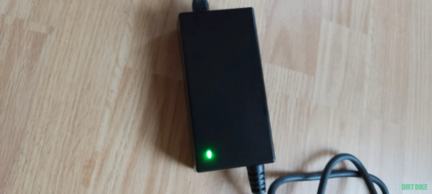 1. Încărcător BMZ pentru baterii 36V mufa magnetica