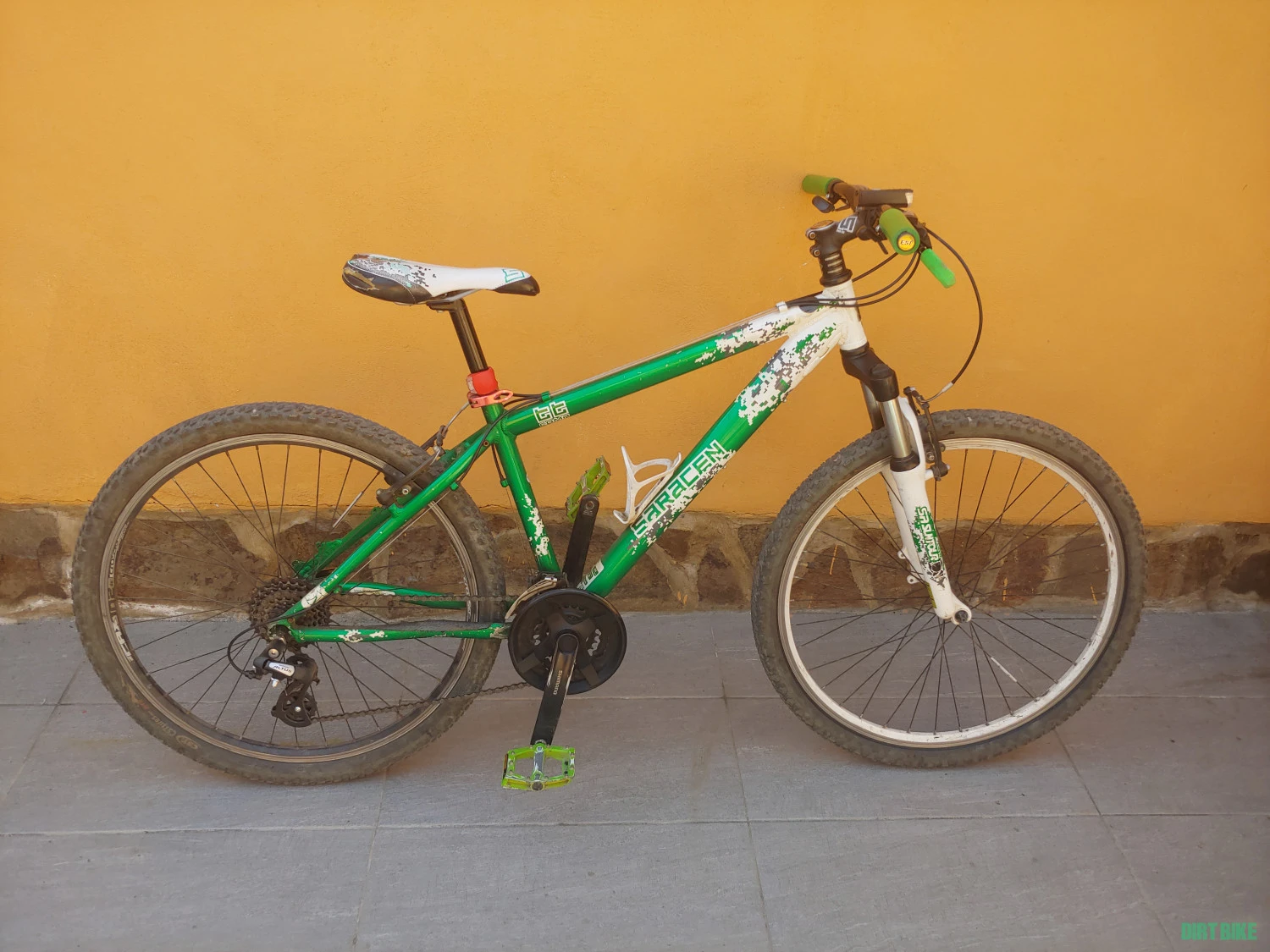 1. Bicicleta MTB Saracen 26" pinioane, schimbatoare, mansoane, lant NOI !
