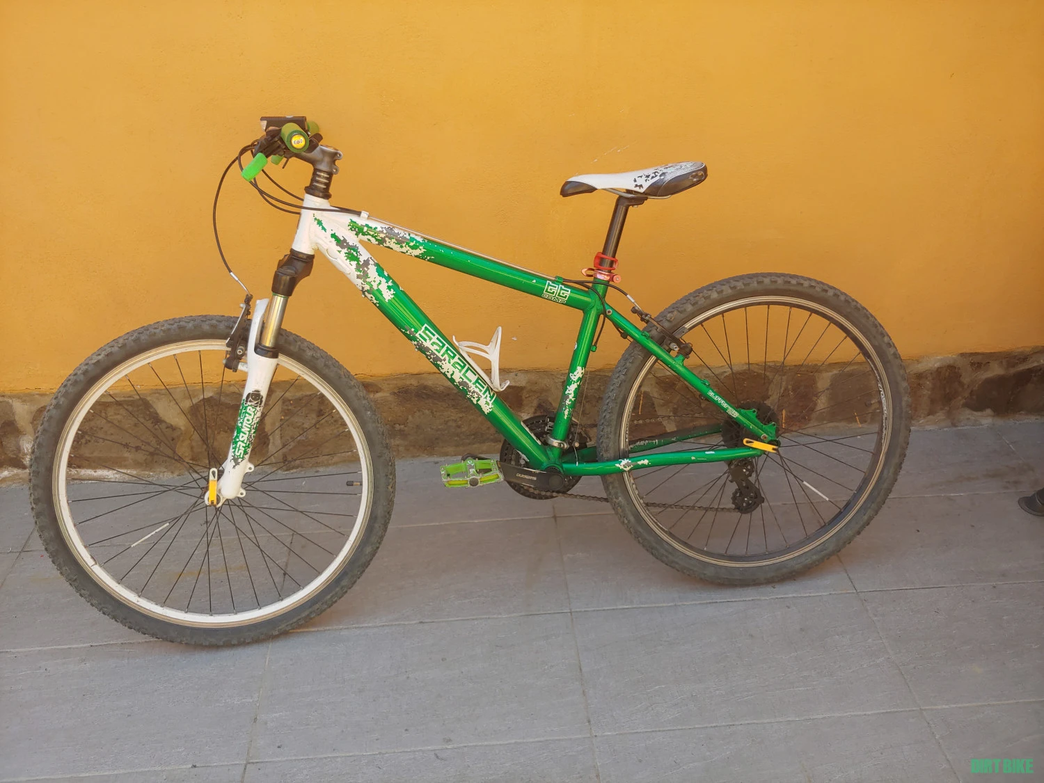 3. Bicicleta MTB Saracen 26" pinioane, schimbatoare, mansoane, lant NOI !