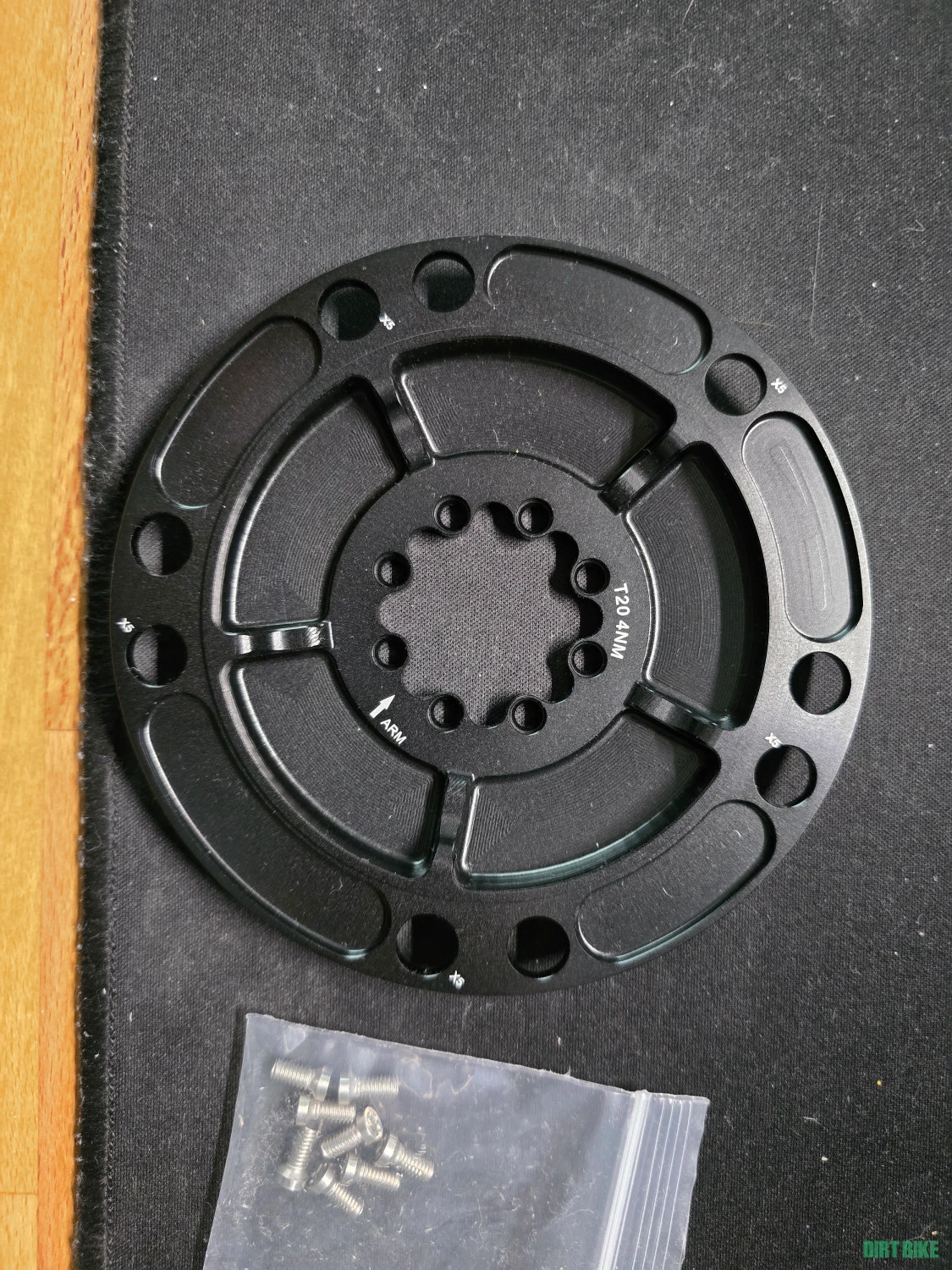 1. Vand spider Stone aero 110 BCD cu 4 si 5 gauri cu prindere in 8 suruburi Sram