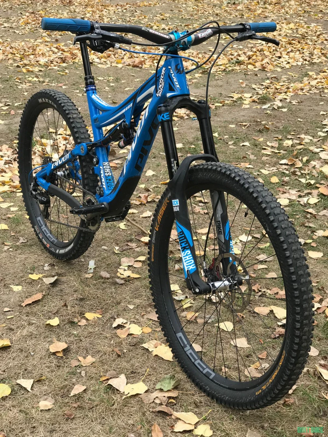 3. Vand Bicicleta Enduro Pivot Mach 6 Carbon