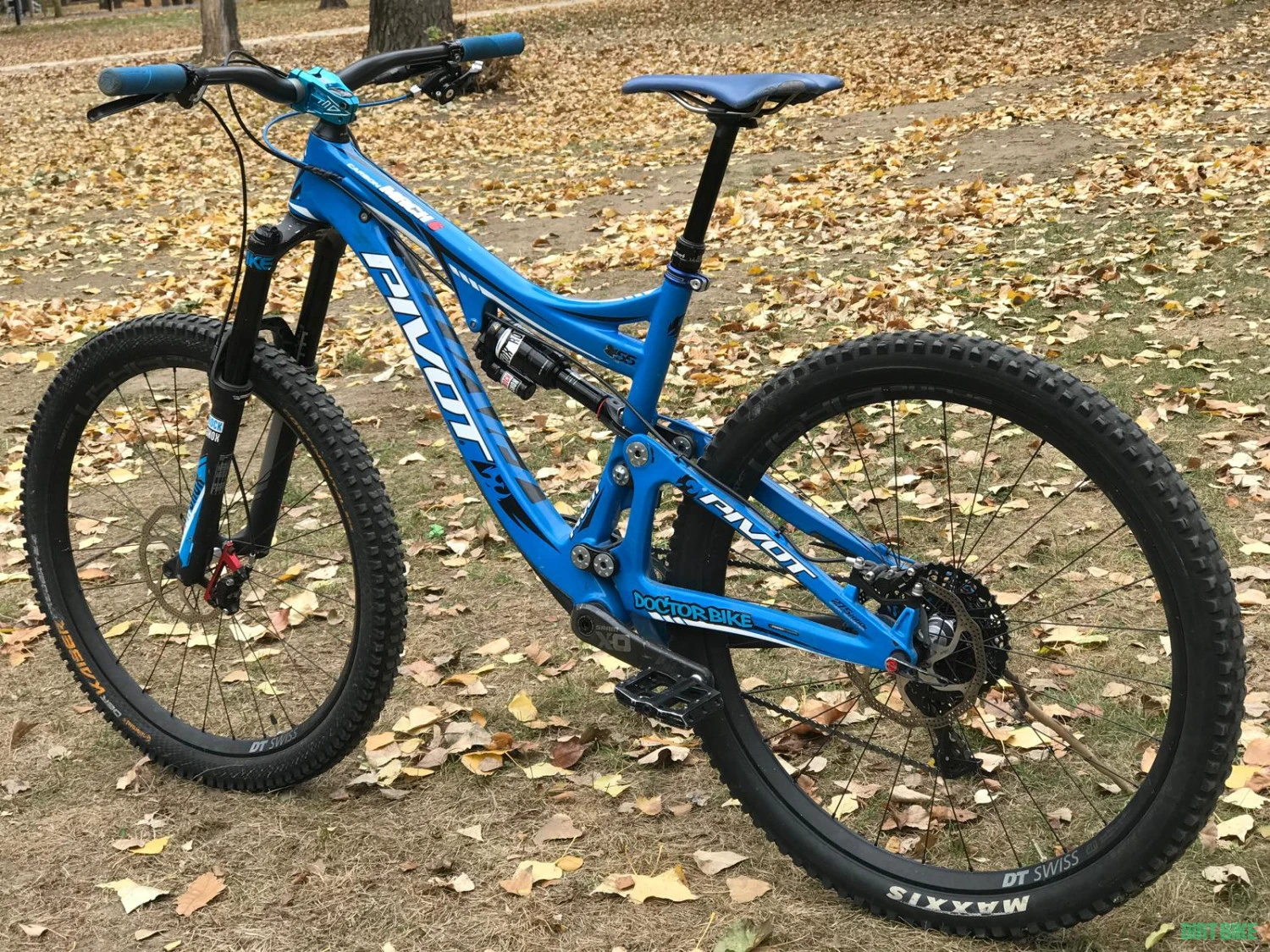7. Vand Bicicleta Enduro Pivot Mach 6 Carbon