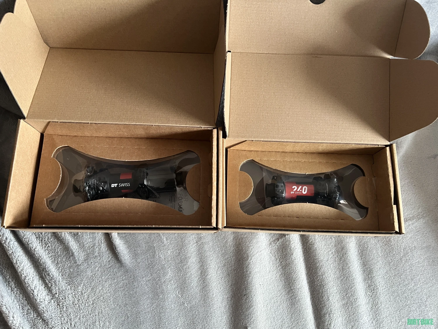 1. Set butuci DT Swiss 240