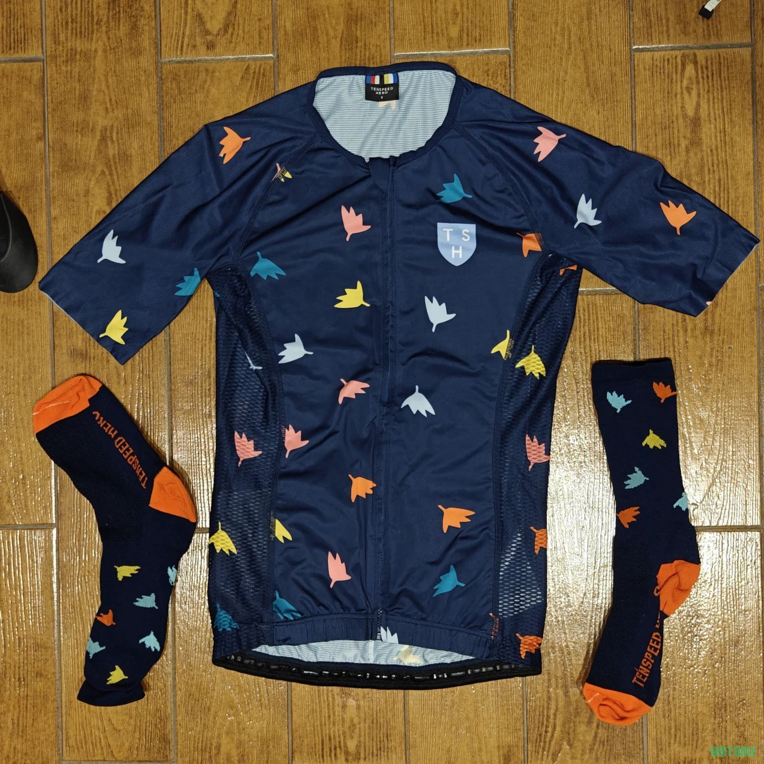 1. Set ciclism dama: tricou aero & sosete asortate, TenSpeedHero, marime S (bluza femei)