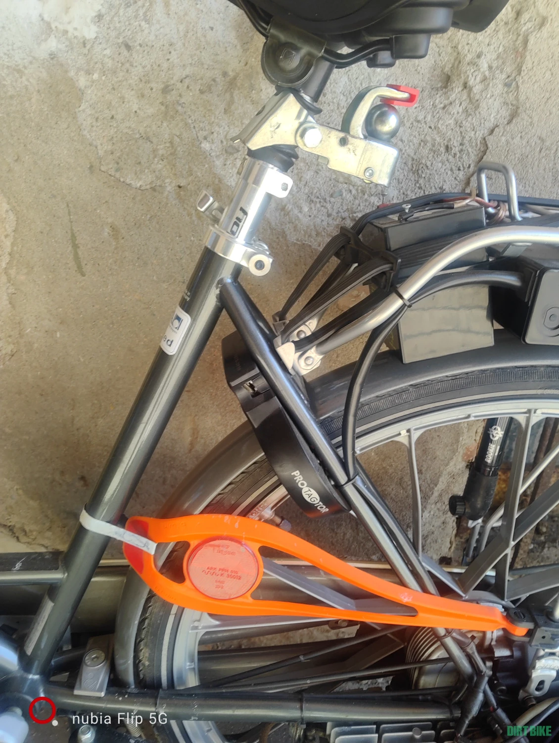 2. Bicicleta Saxoette Lux cu motor Sachs