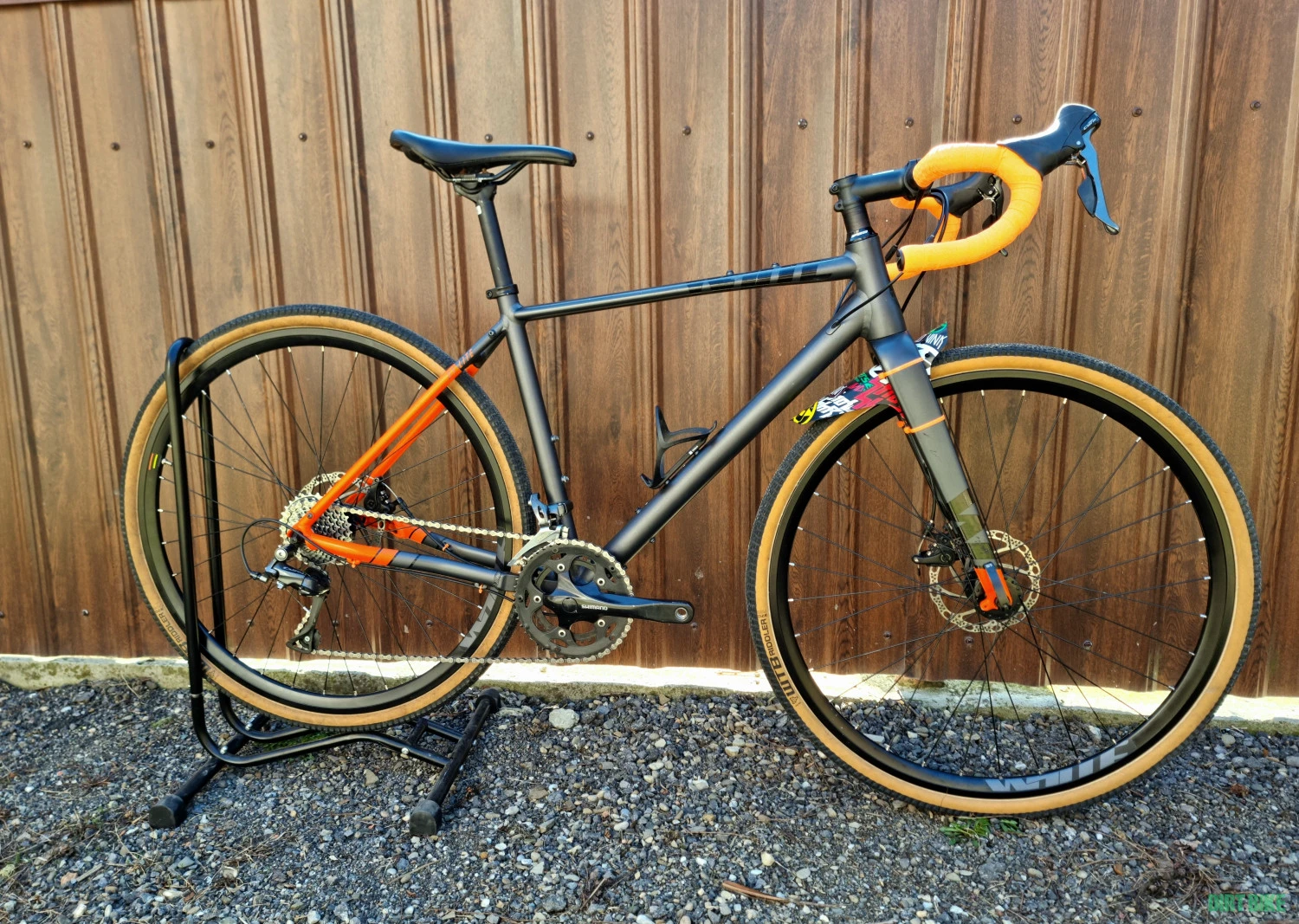 1. Bicicleta gravel White aproape nouă