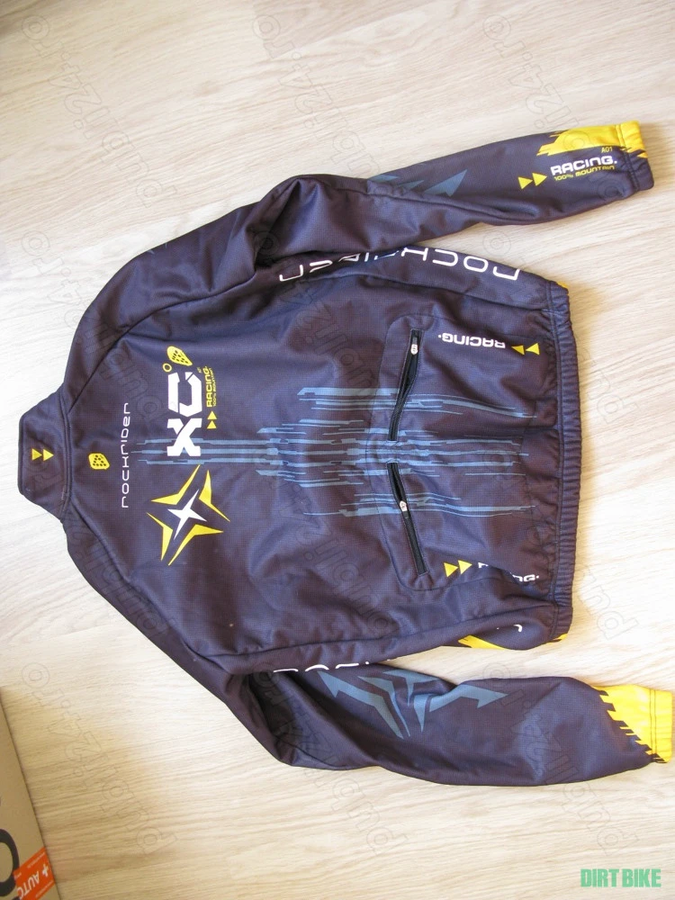 4. Vand 2 jachete noi pentru outdor cycling