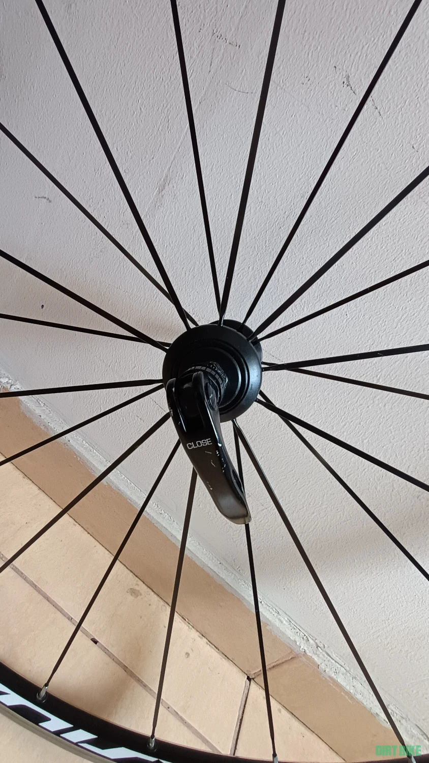 1. Roti sosea Mavic Aksium