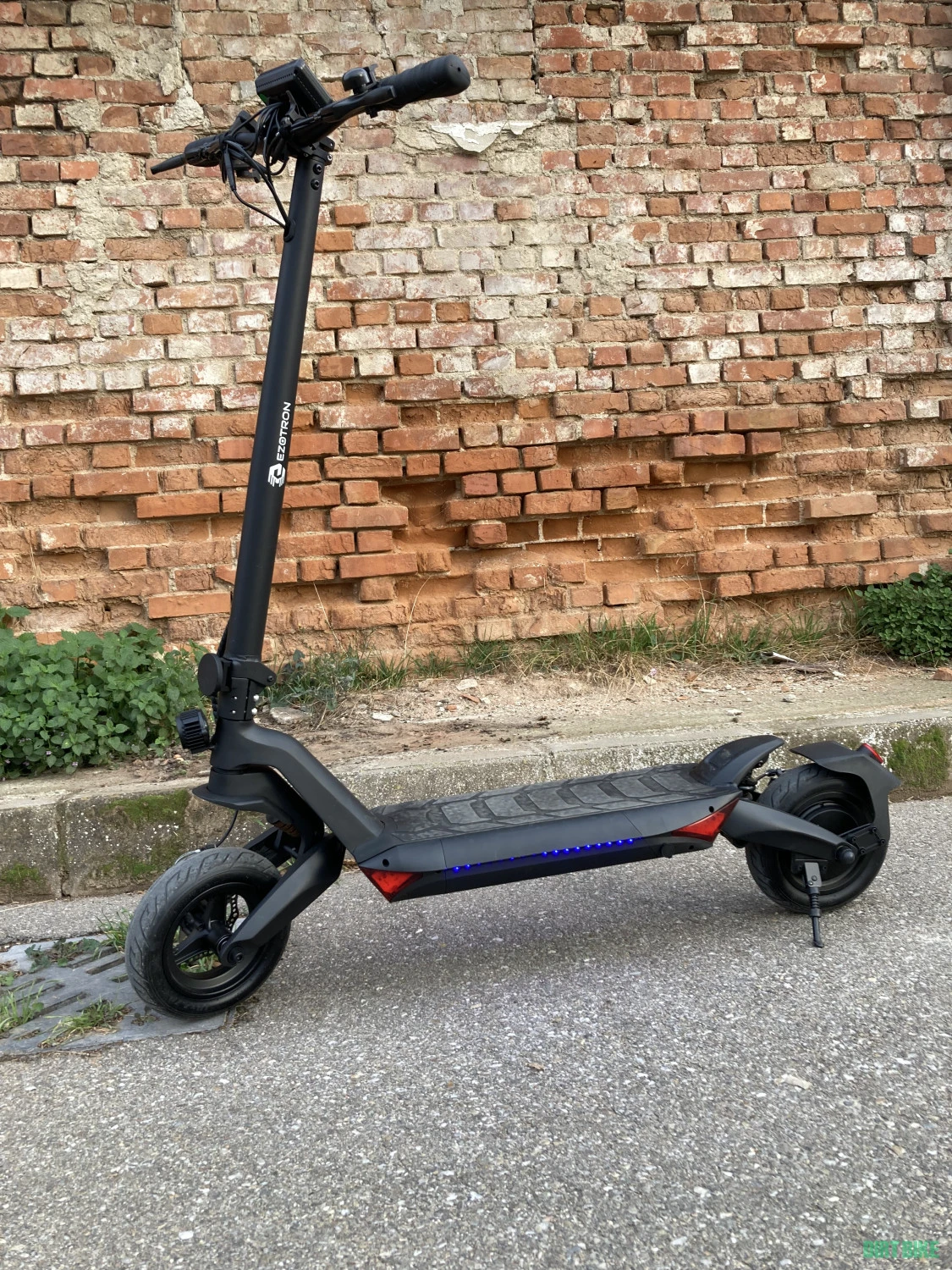 6. Trotineta ezotron e100