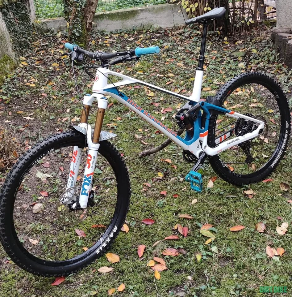 1. Mondraker Superfoxy 2020 - putin folosita