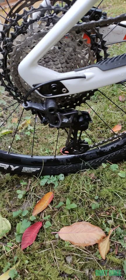 6. Mondraker Superfoxy 2020 - putin folosita