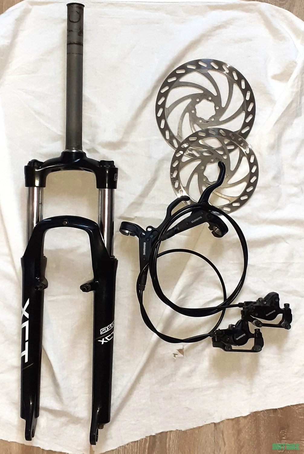 1. Furca SR SunTourXCT-VR3,cursa 120 mm.