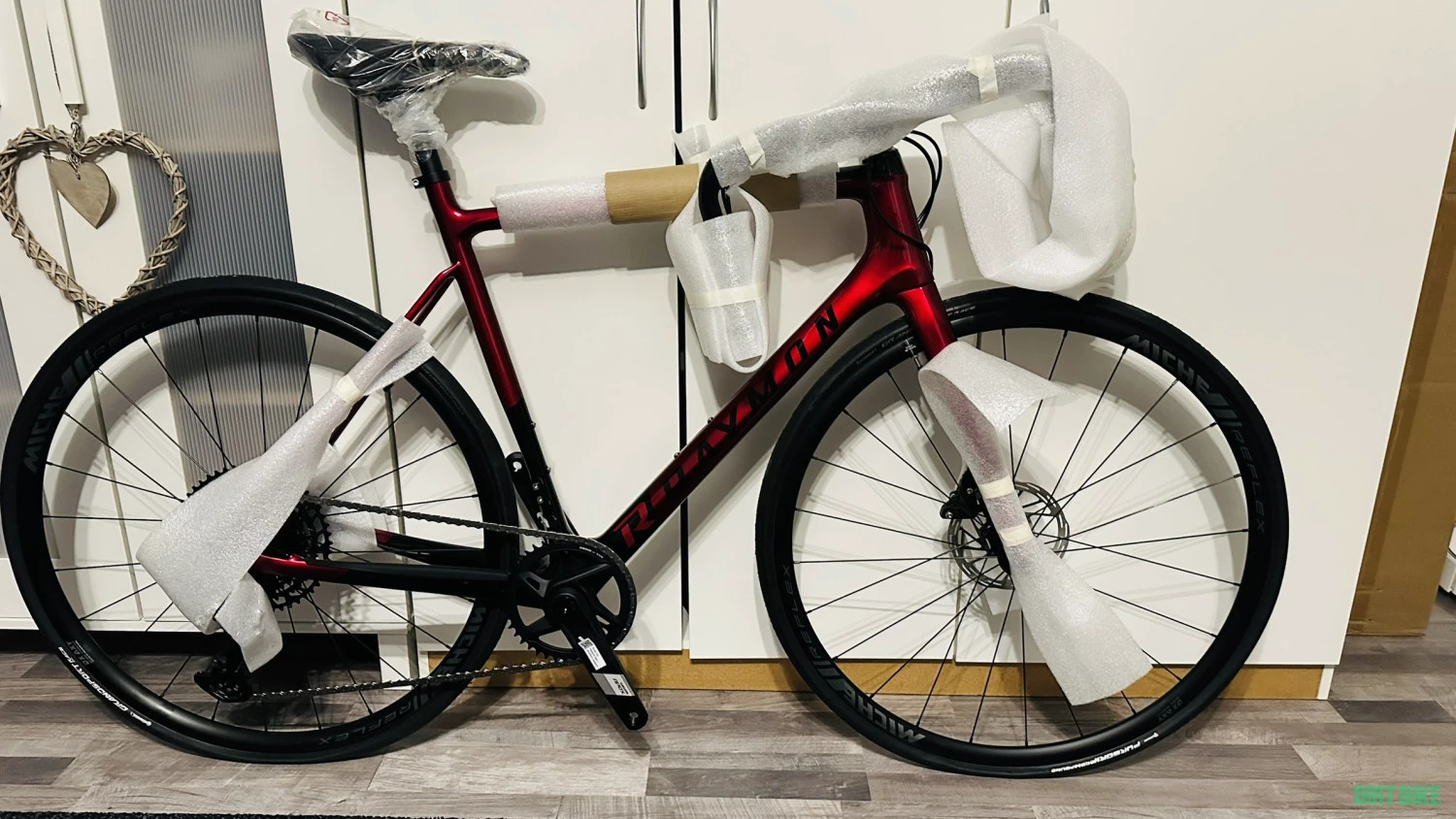 1. Raymon RaceRay 8.0 Full Carbon 56 M 1x12 bicicleta