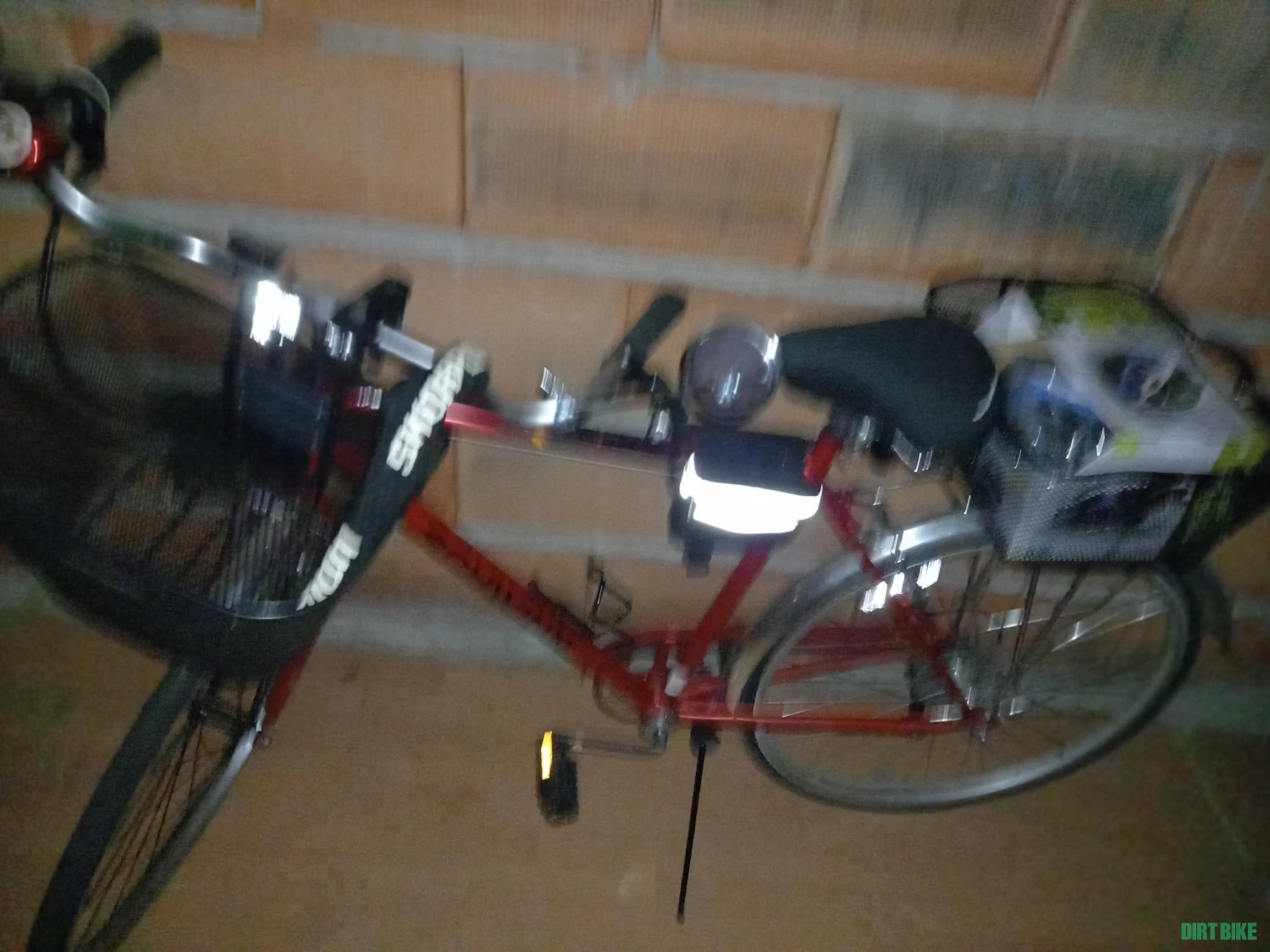 8. Bicicleta Schwinn, coșuri, casca și pompa
