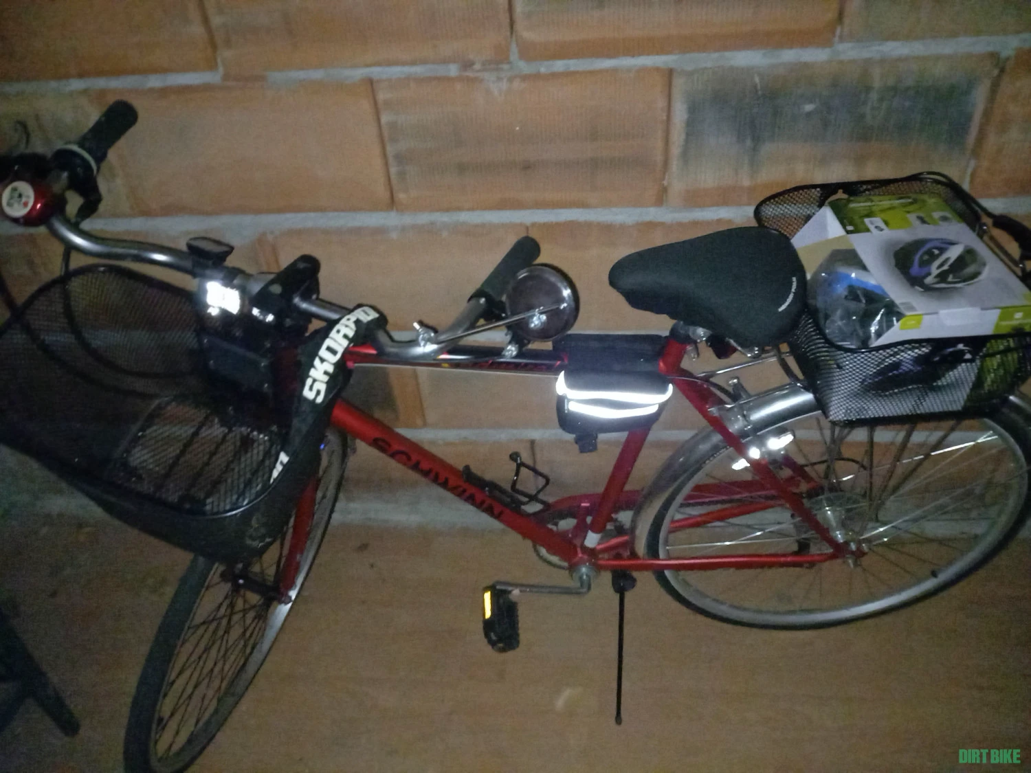 7. Bicicleta Schwinn, coșuri, casca și pompa