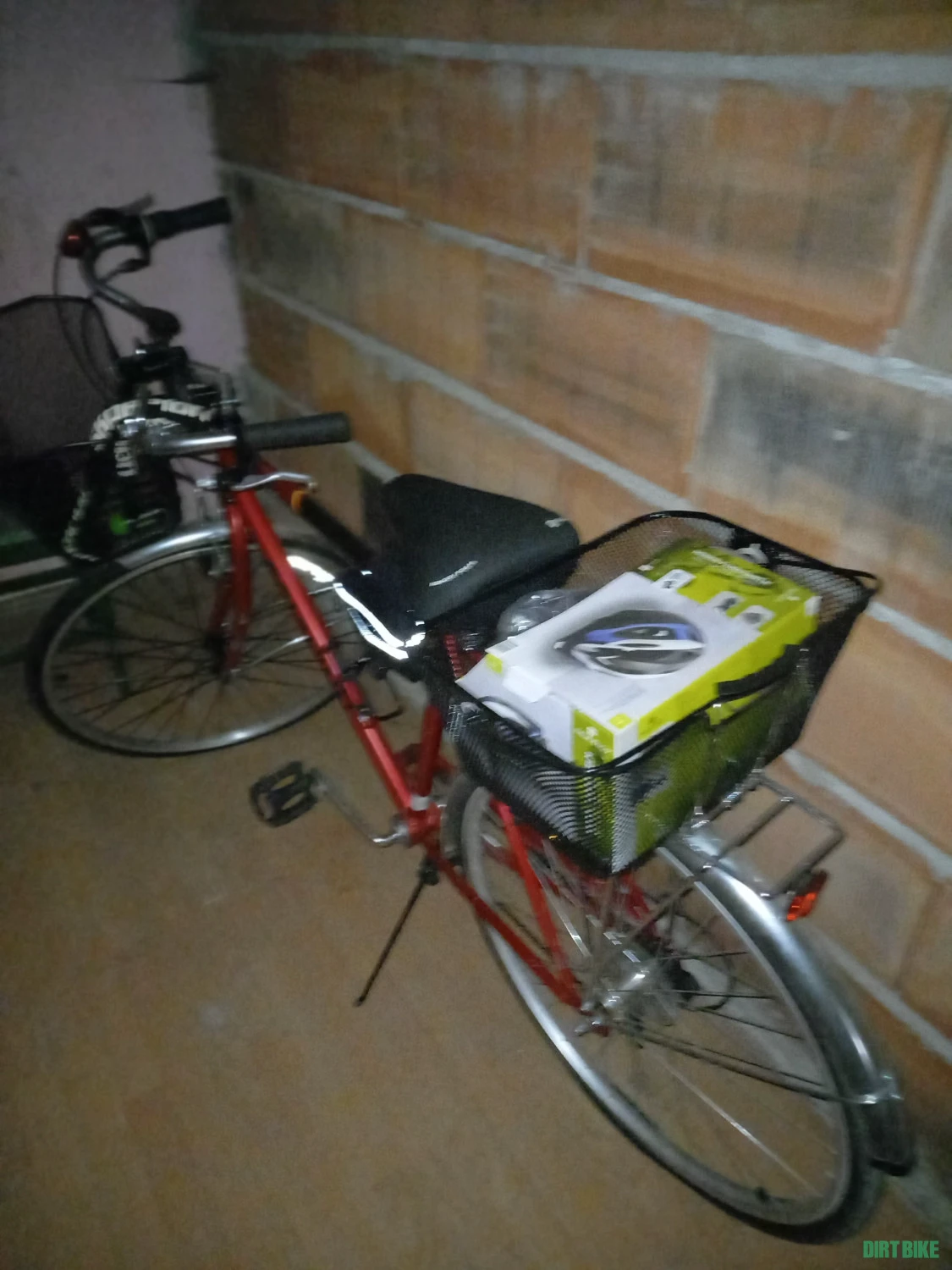 3. Bicicleta Schwinn, coșuri, casca și pompa