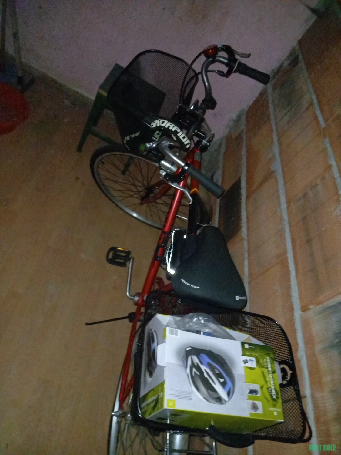 5. Bicicleta Schwinn, coșuri, casca și pompa