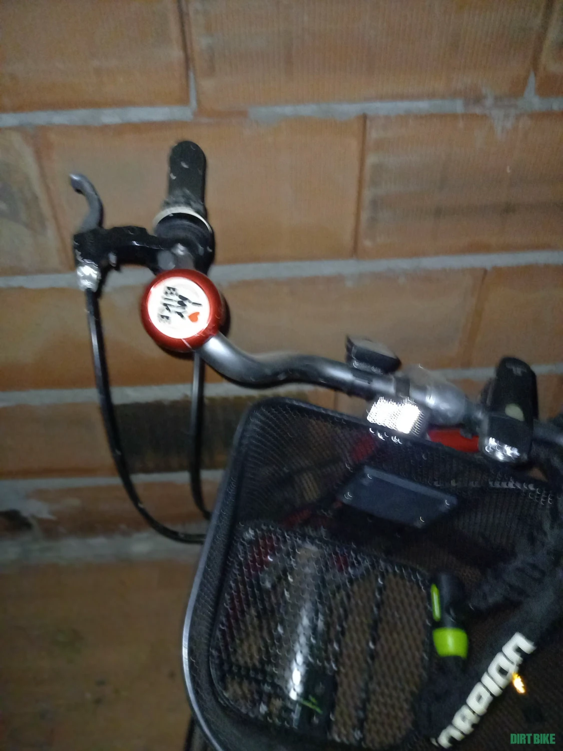 6. Bicicleta Schwinn, coșuri, casca și pompa