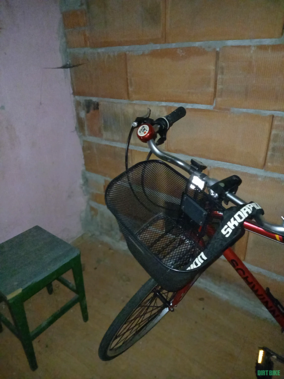 4. Bicicleta Schwinn, coșuri, casca și pompa