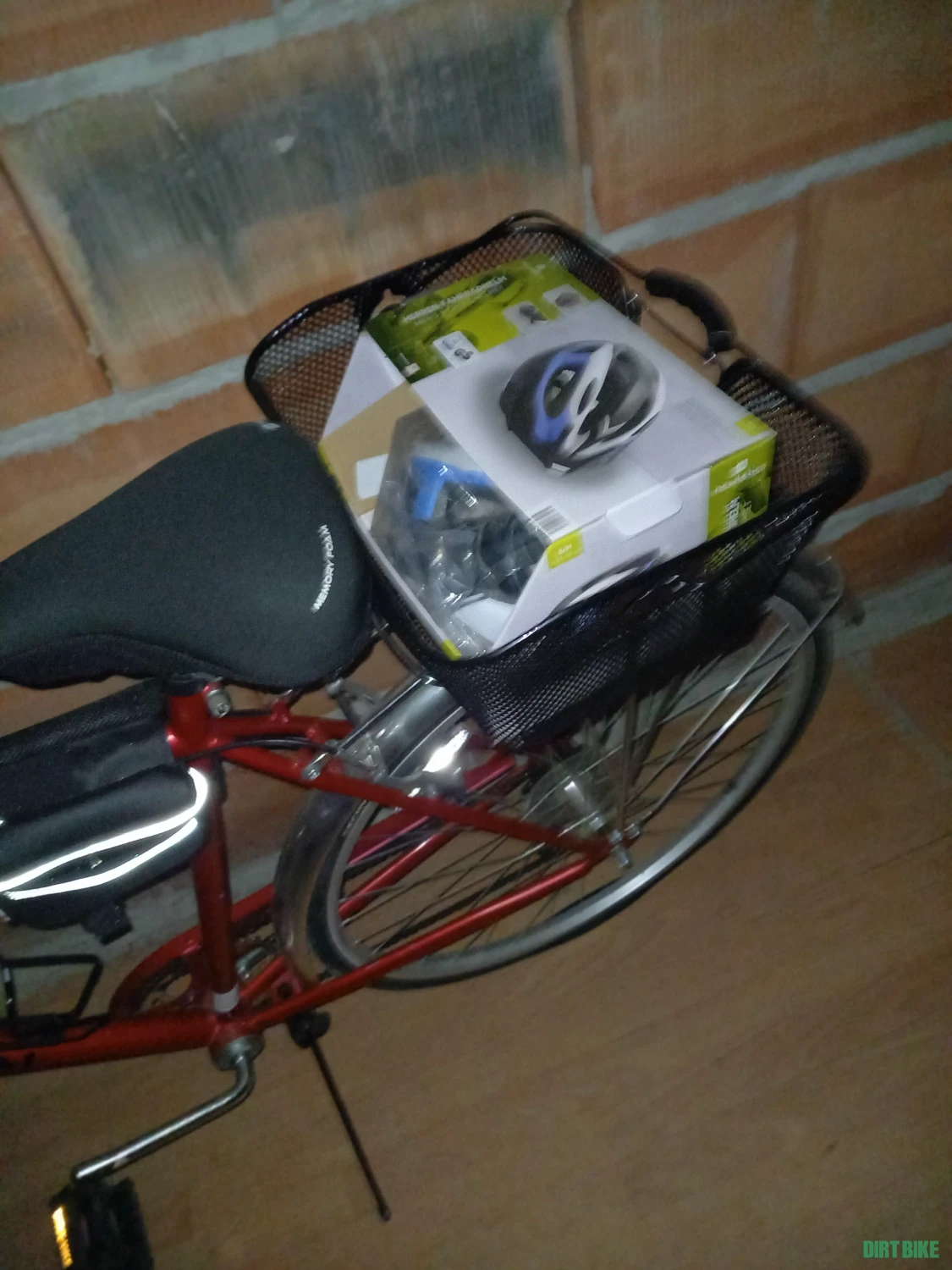 2. Bicicleta Schwinn, coșuri, casca și pompa