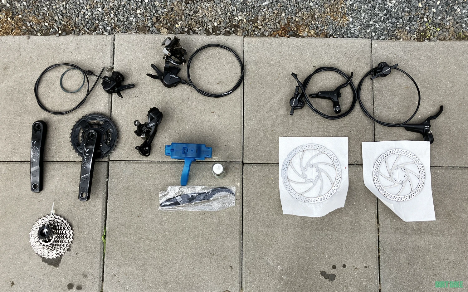 1. Pachet de piese pentru bicicletă (Shimano Altus, Tektro, Stout)