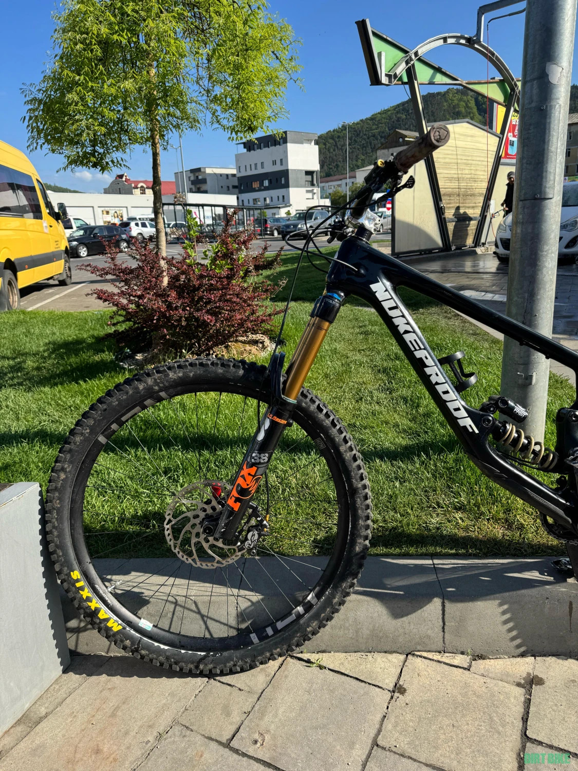 1. Vând nukeproof giga 290 carbon
