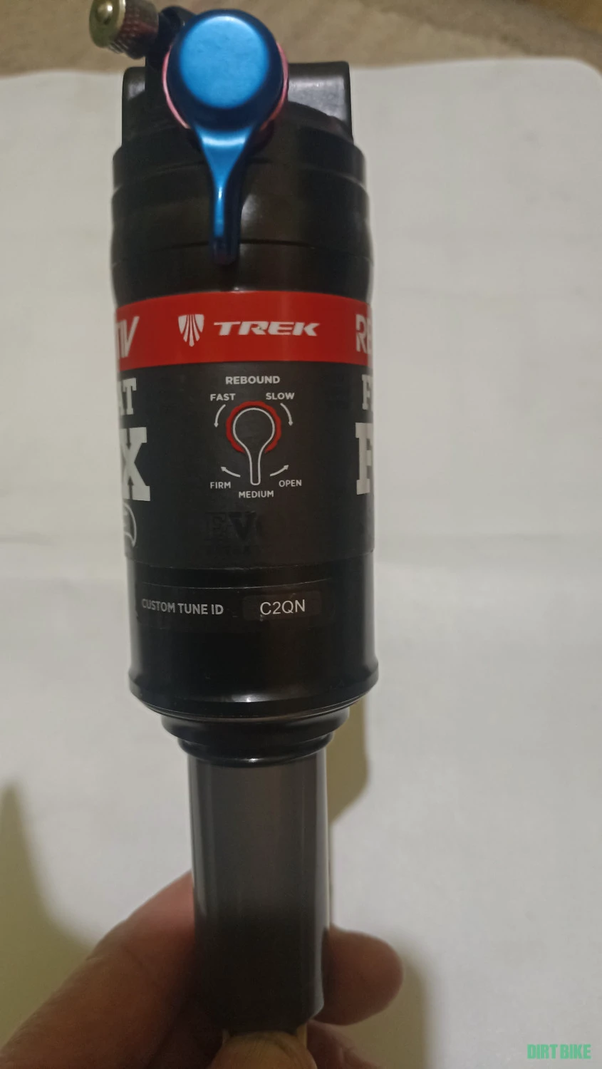 1. Shock Fox Float Reaktiv TREK