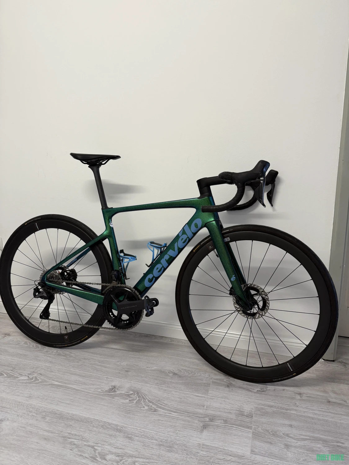 1. Vând cursiera Cervelo caledonia