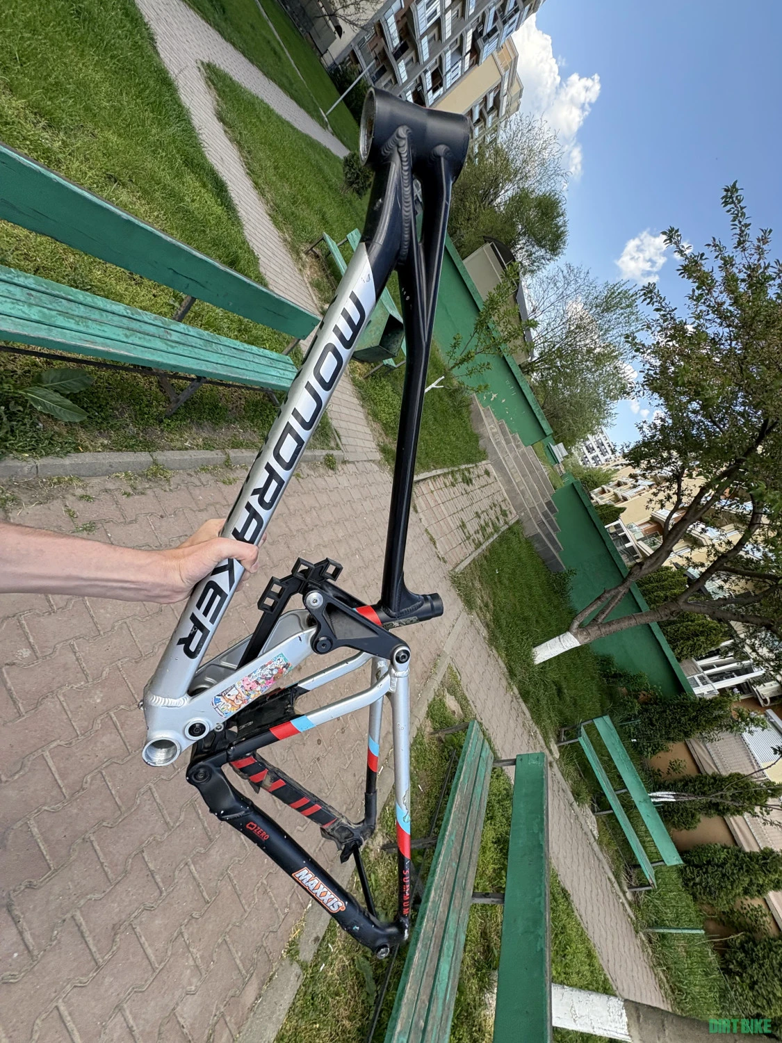 1. Vând cadru mondraker Summum 2021