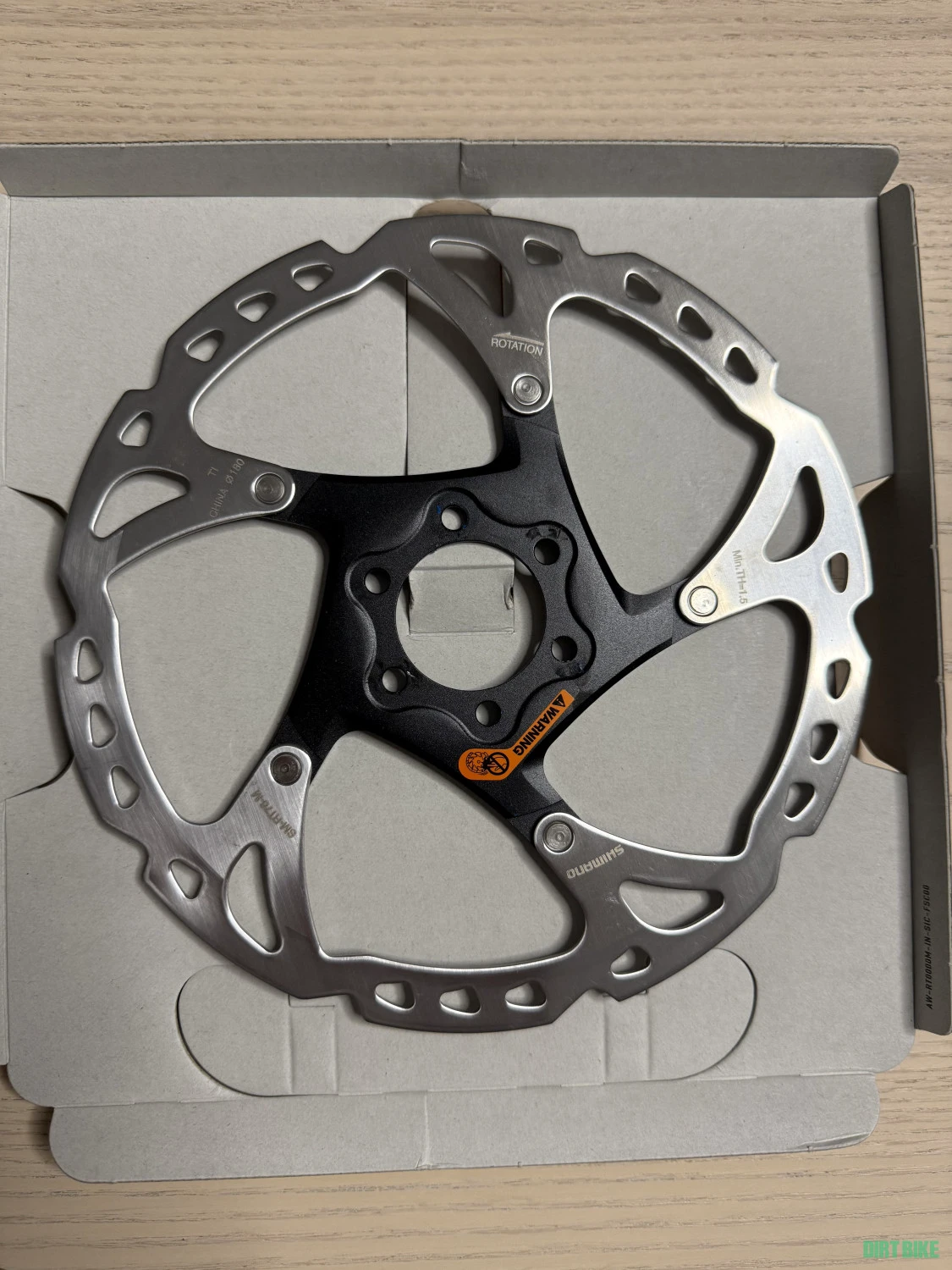 1. SHIMANO XT SM-RT76 6 SURUBURI 180MM