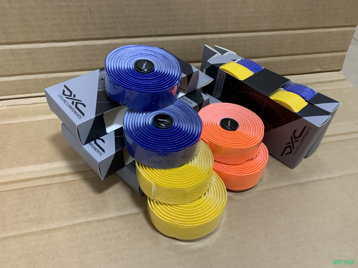 1. Ghidolina Deda cork neagra sau DXC colorată