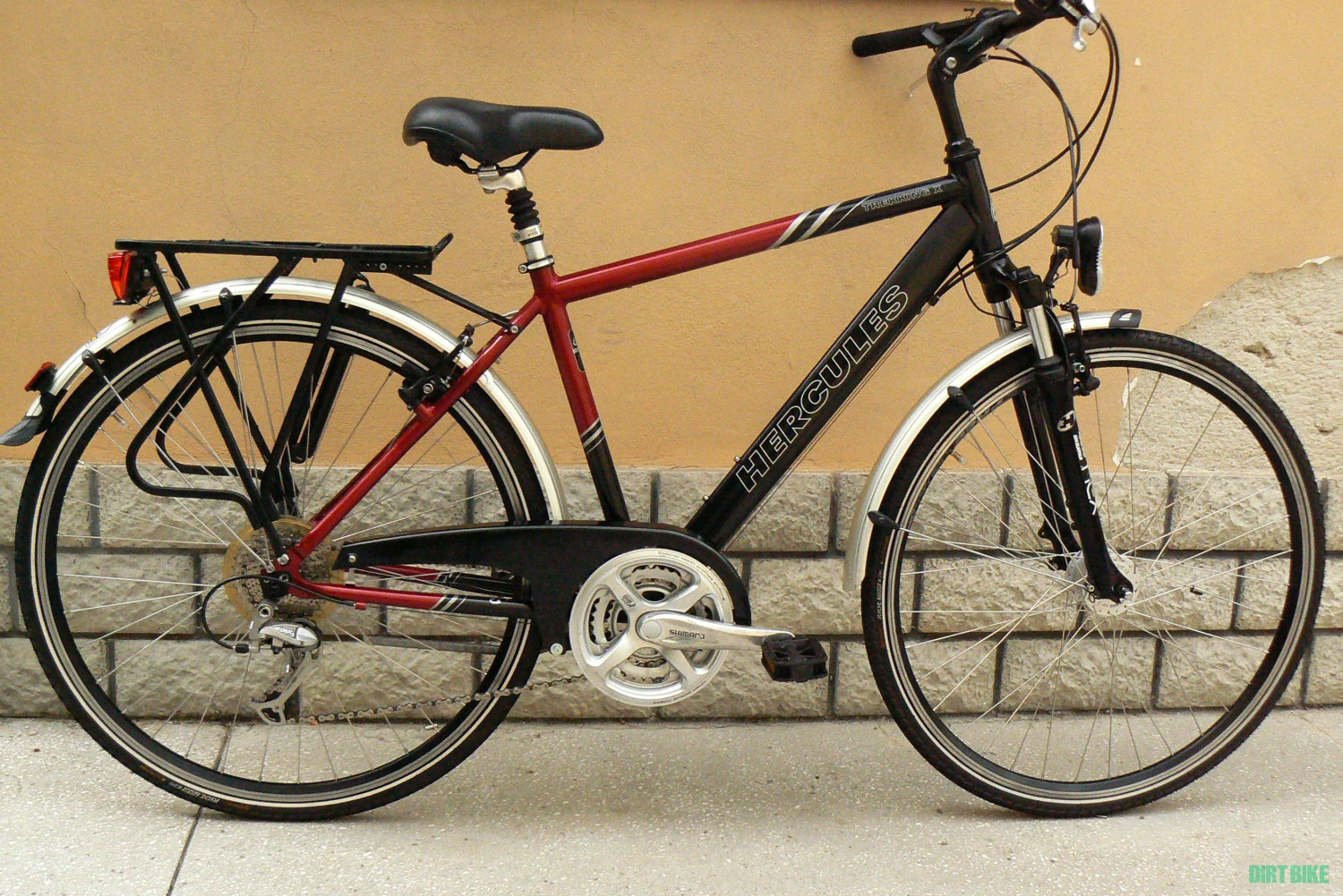 1. Bicicleta trekking Hercules