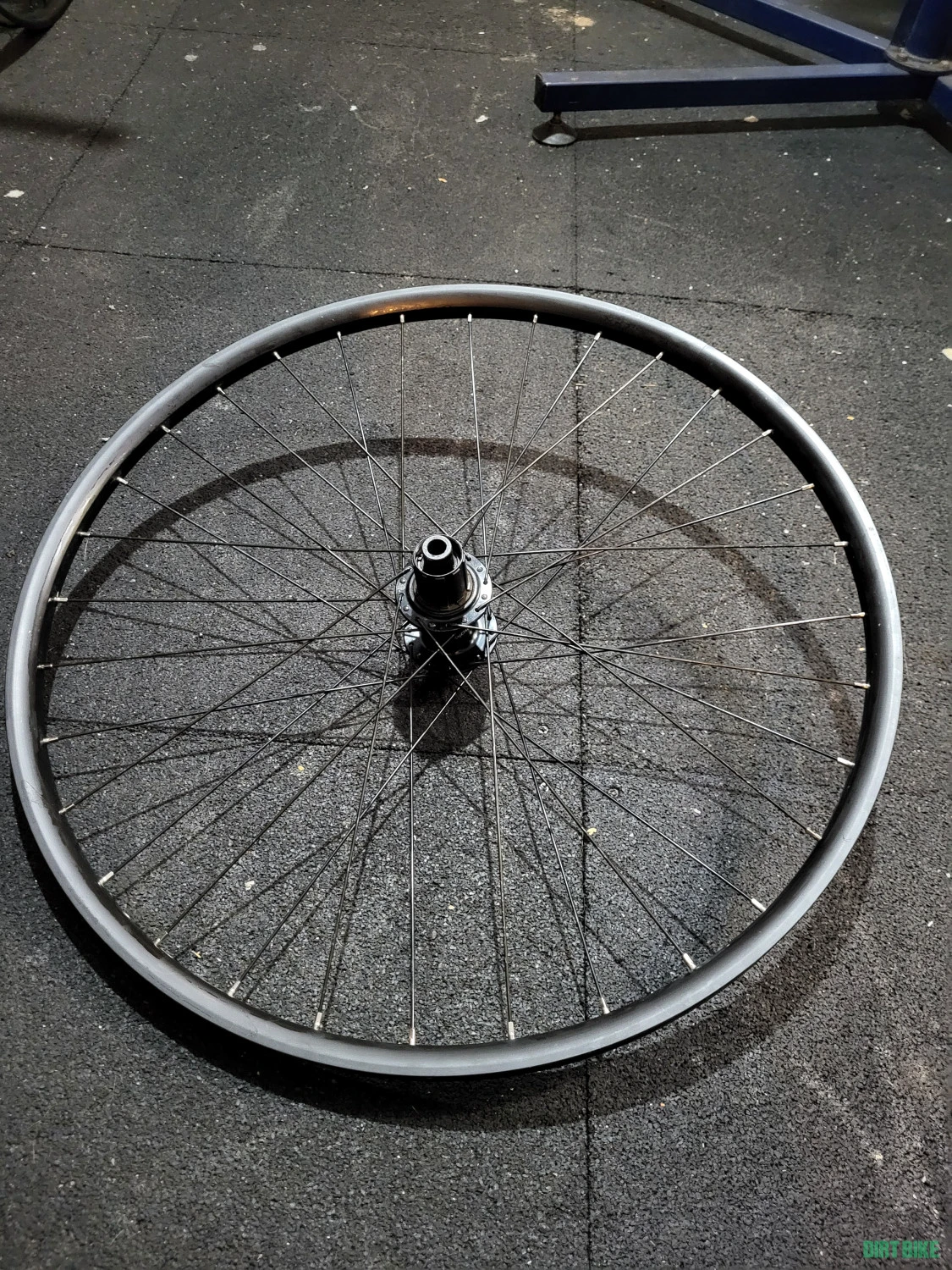 1. Vând roata spate Sun Ringle 27.5 boost